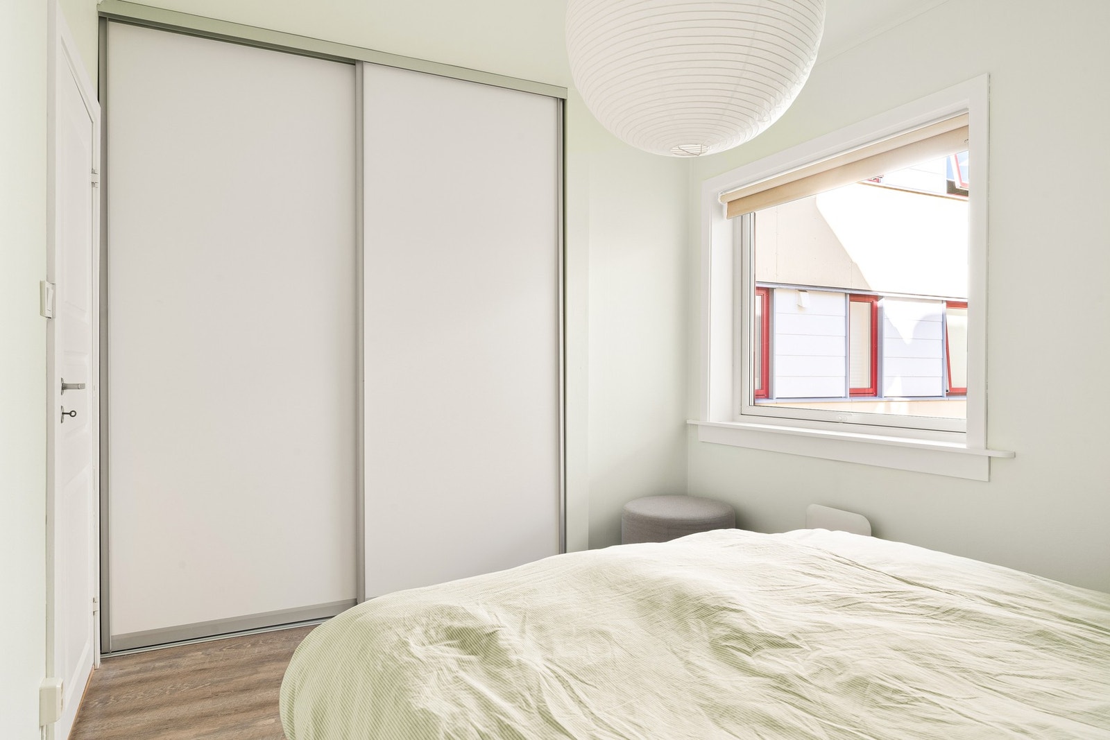 For oppbevaring har rommet et stort, innebygd skap med skyvedører. Galleribilde