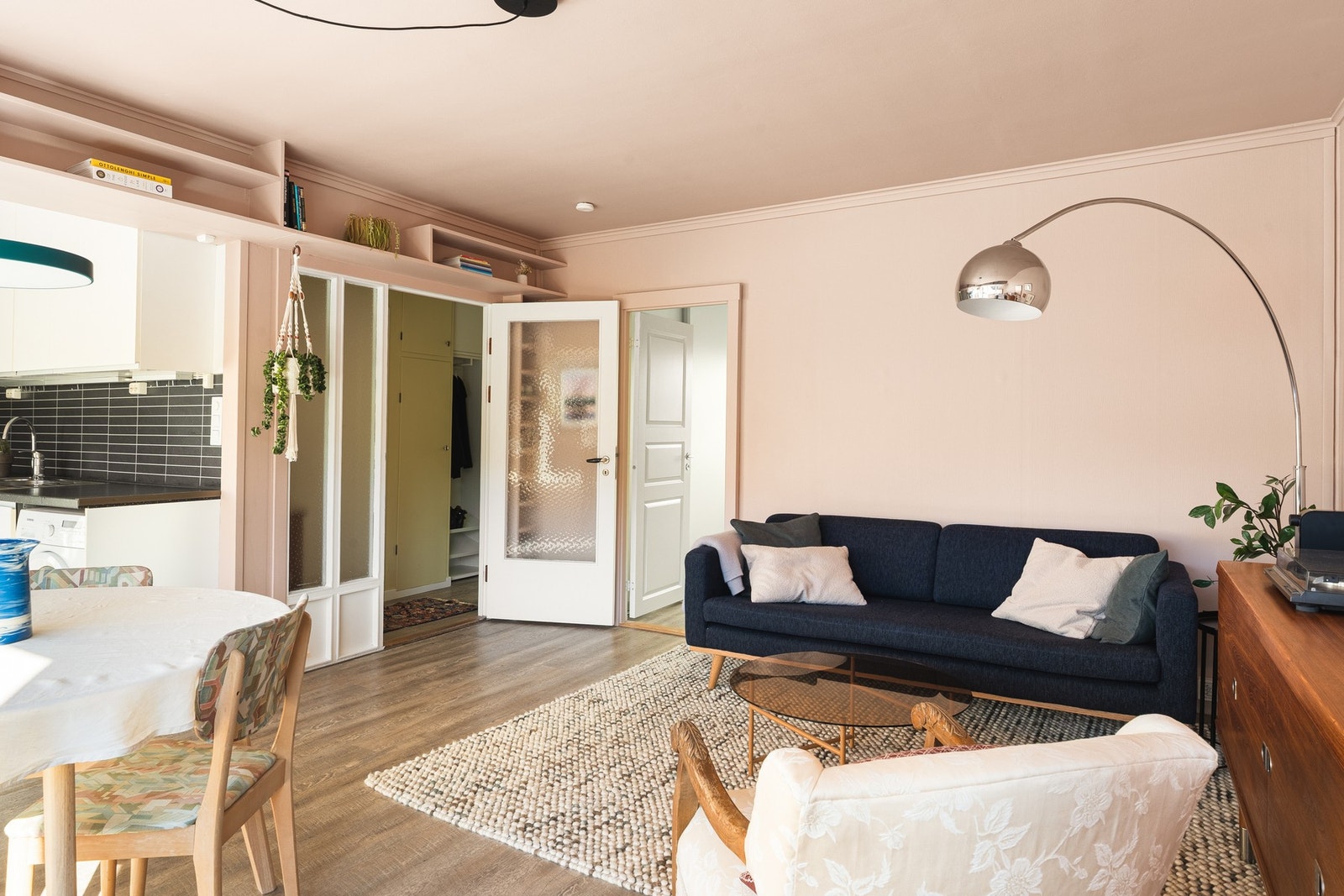 Fra entréen kommer du videre til stuen. Her har du plass til sofa, spisebord og mediemøblement. Galleribilde