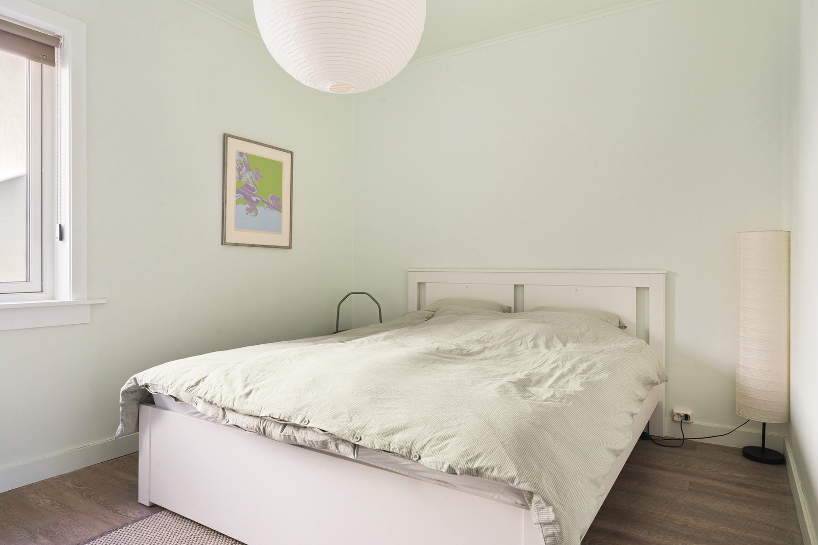 Romslig soverom på 11,7 kvm med god plass til dobbeltseng og nattbord på hver side. Galleribilde