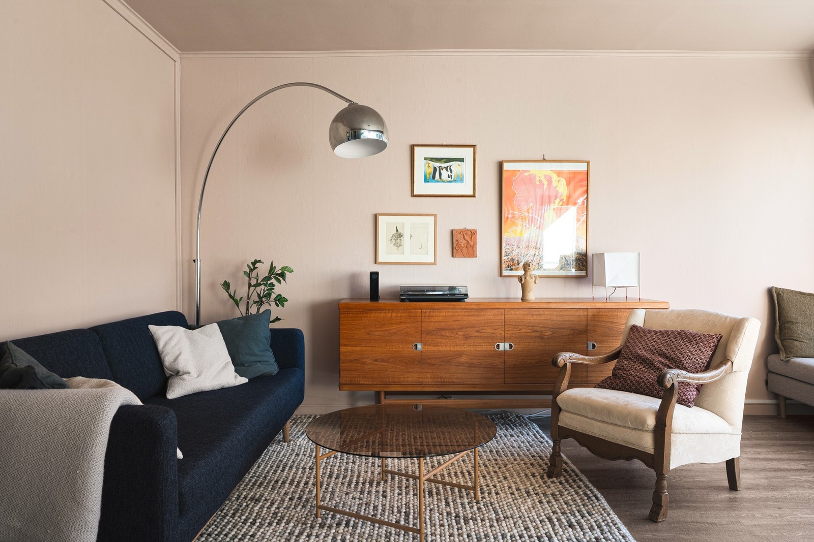 Leiligheten er malt i delikate farger som gjør det enkelt å møblere etter eget ønske. Galleribilde