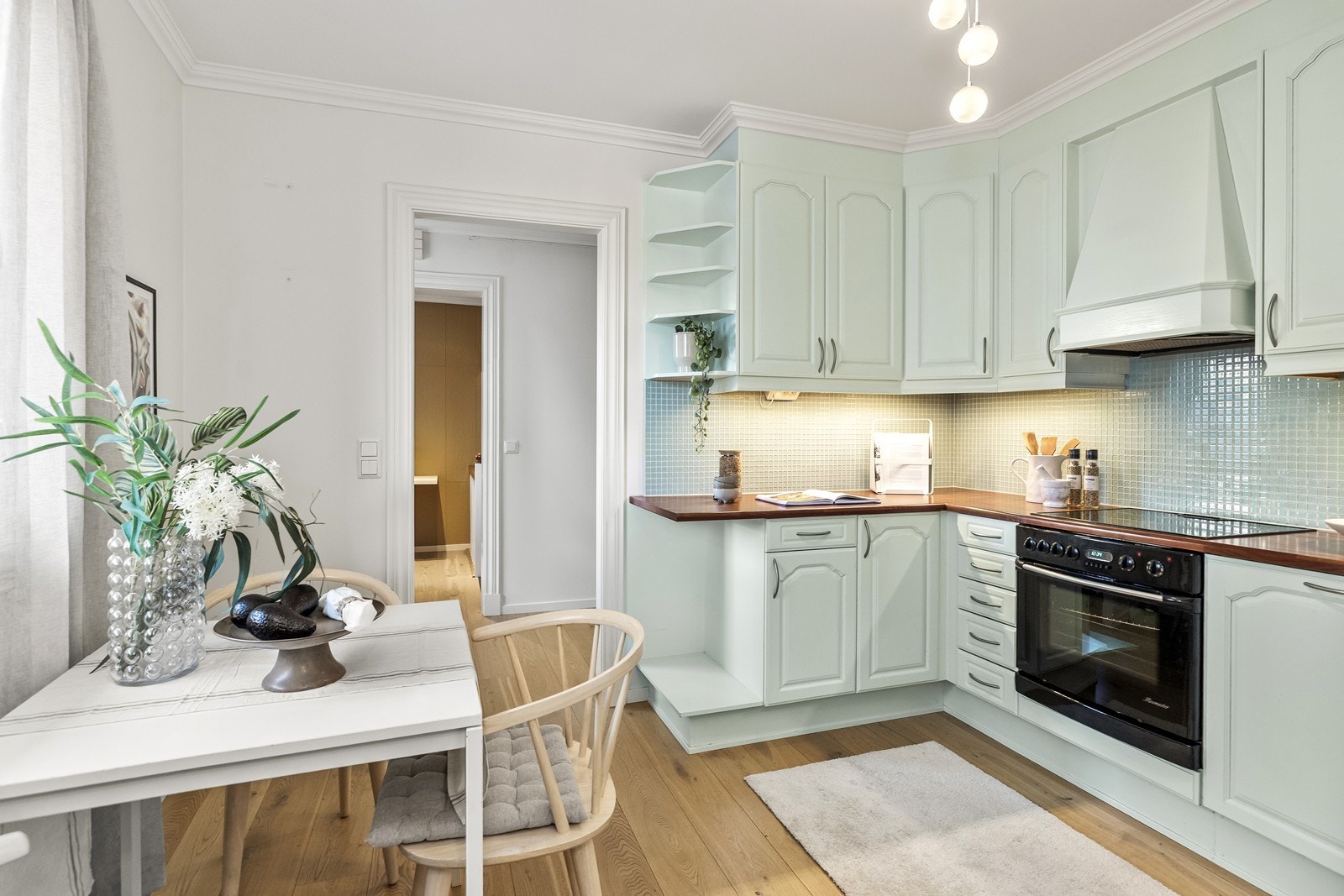 Lakkerte fronter og integrerte hvitevarer. Galleribilde