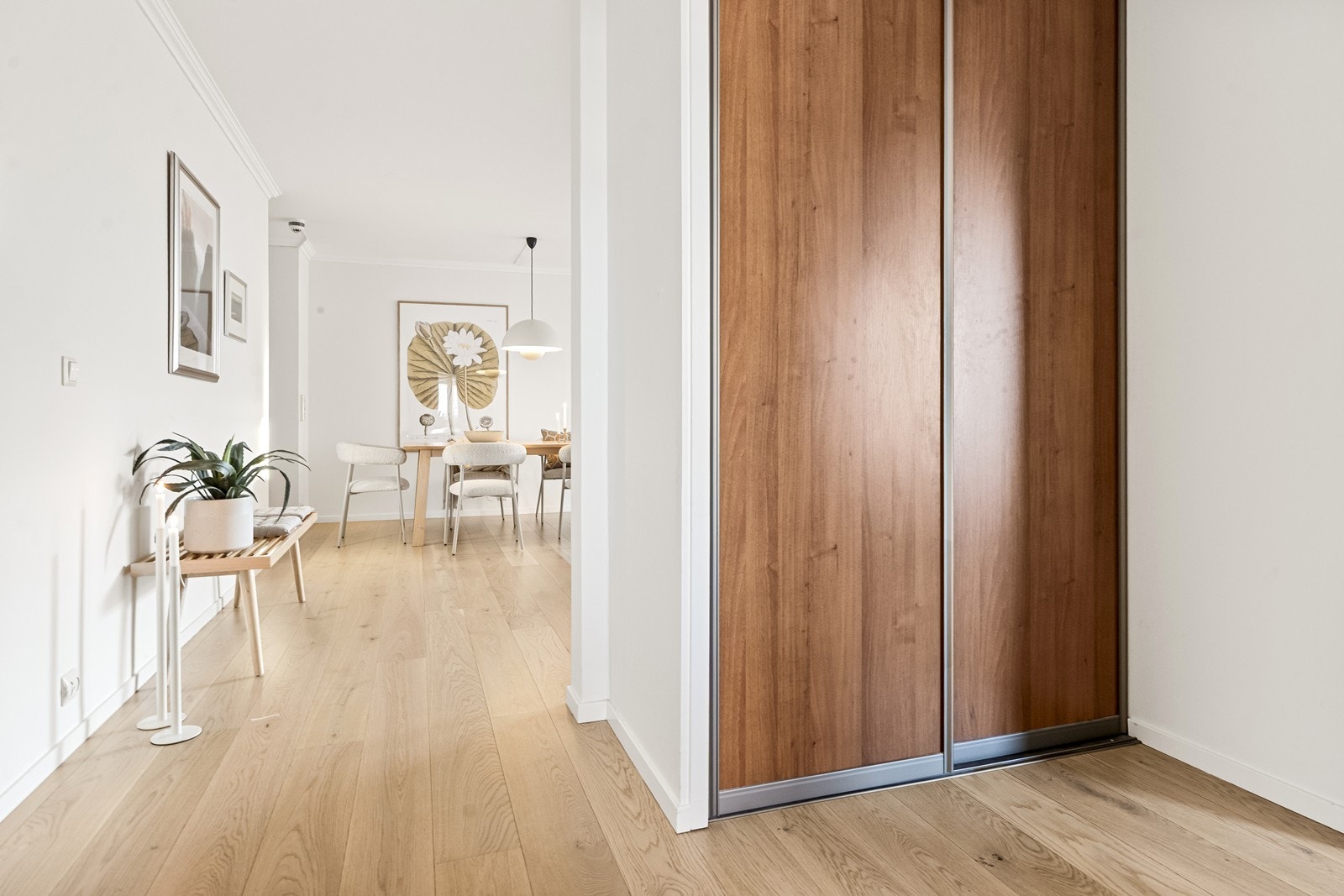 I gangen mellom stue og soverommene og badet er det skyvedørsgarderobe. Galleribilde