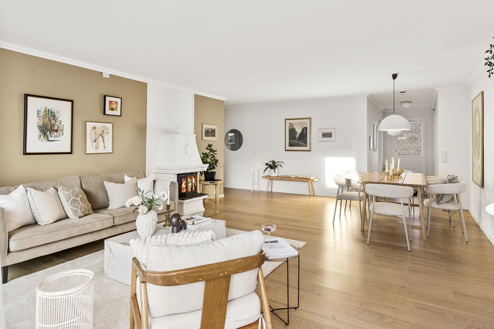 Peisinnsats med dører og klassisk innramming. Galleribilde