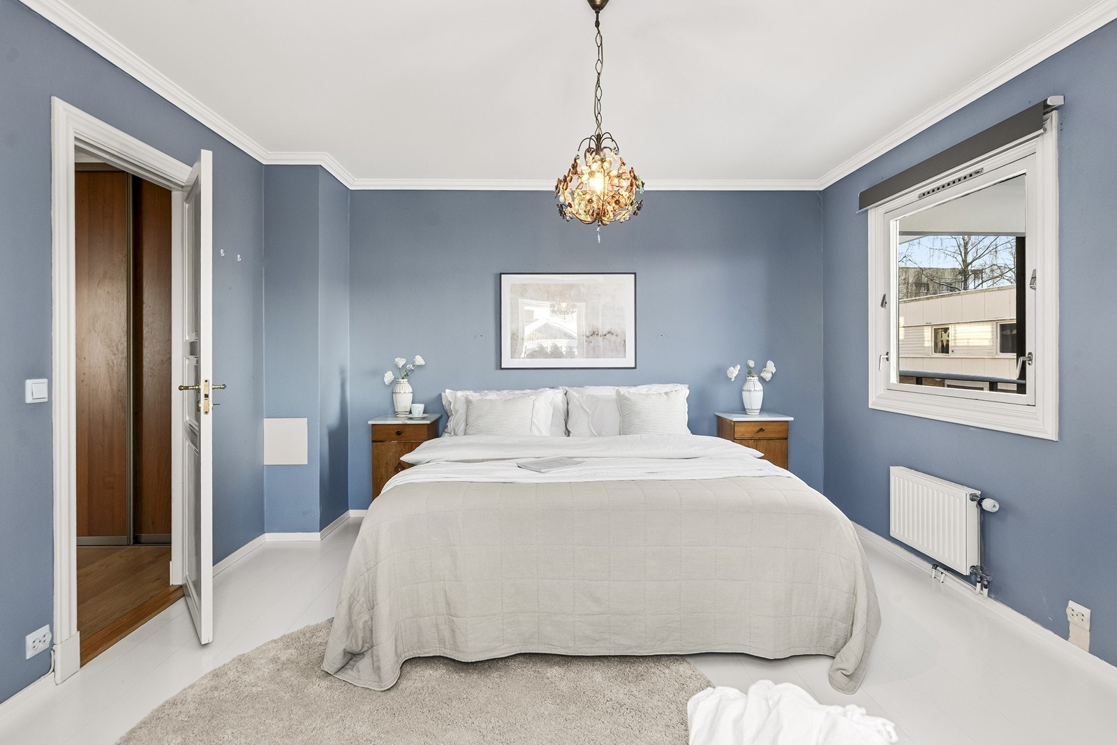 Hovedsoverommet er usedvanlig romslig. Lyst med både vindu mot syd og vest siden rommet ligger på hjørnet. Galleribilde