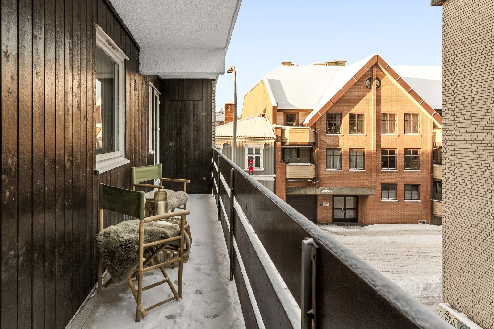 Det er også veranda på motsatt side av leiligheten, utenfor kjøkkenet og soverommet. Legg merke til boden i enden. Galleribilde