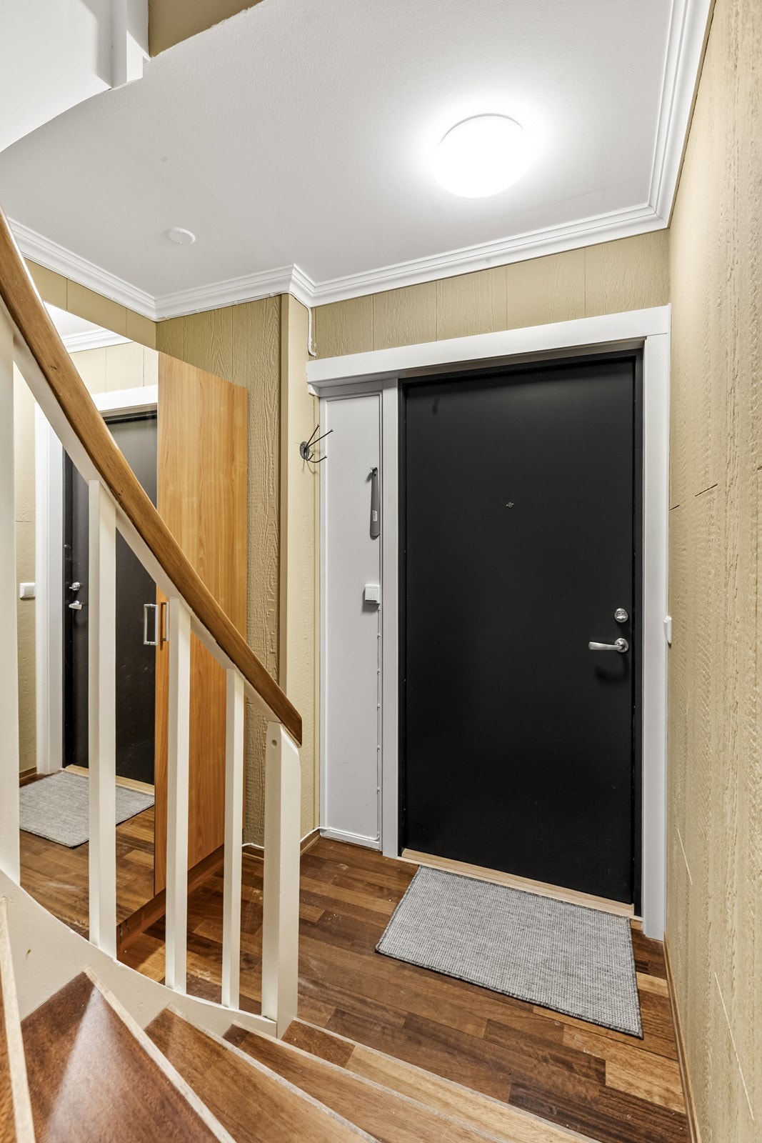 I vindfanget ved inngangsdøren er det også montert garderobeskap og god plass til lagring under trappen. Galleribilde