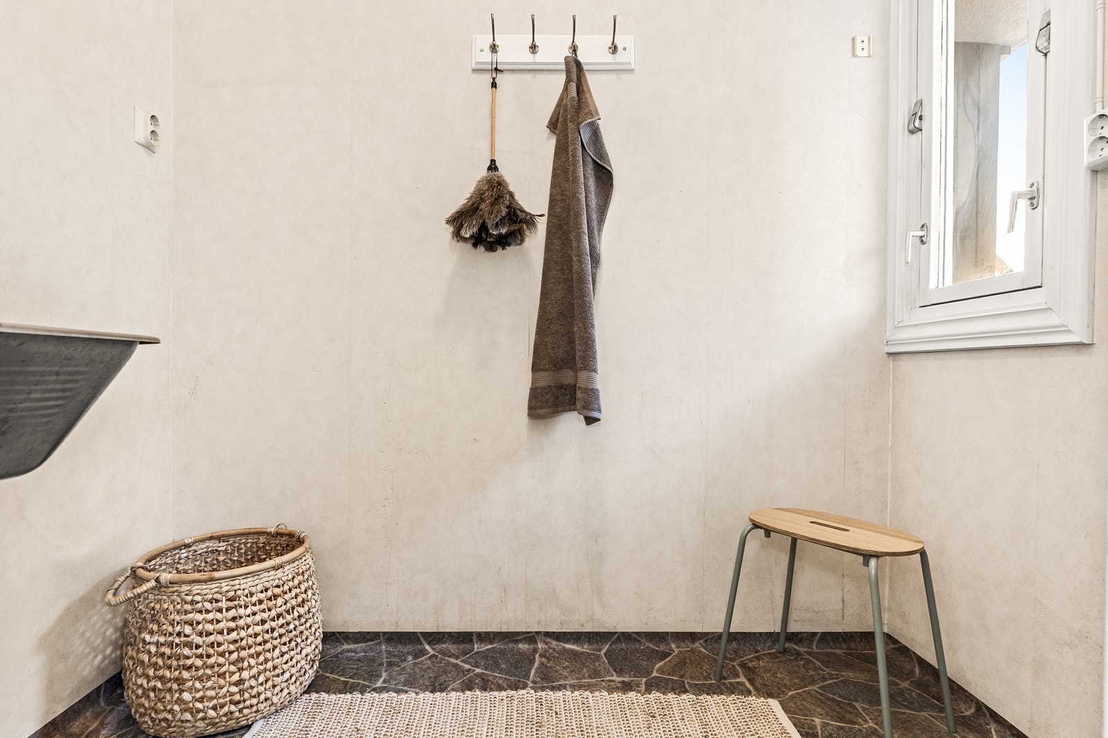 Vaskerom med utslagsvask og opplegg til vaskemaskin. Galleribilde