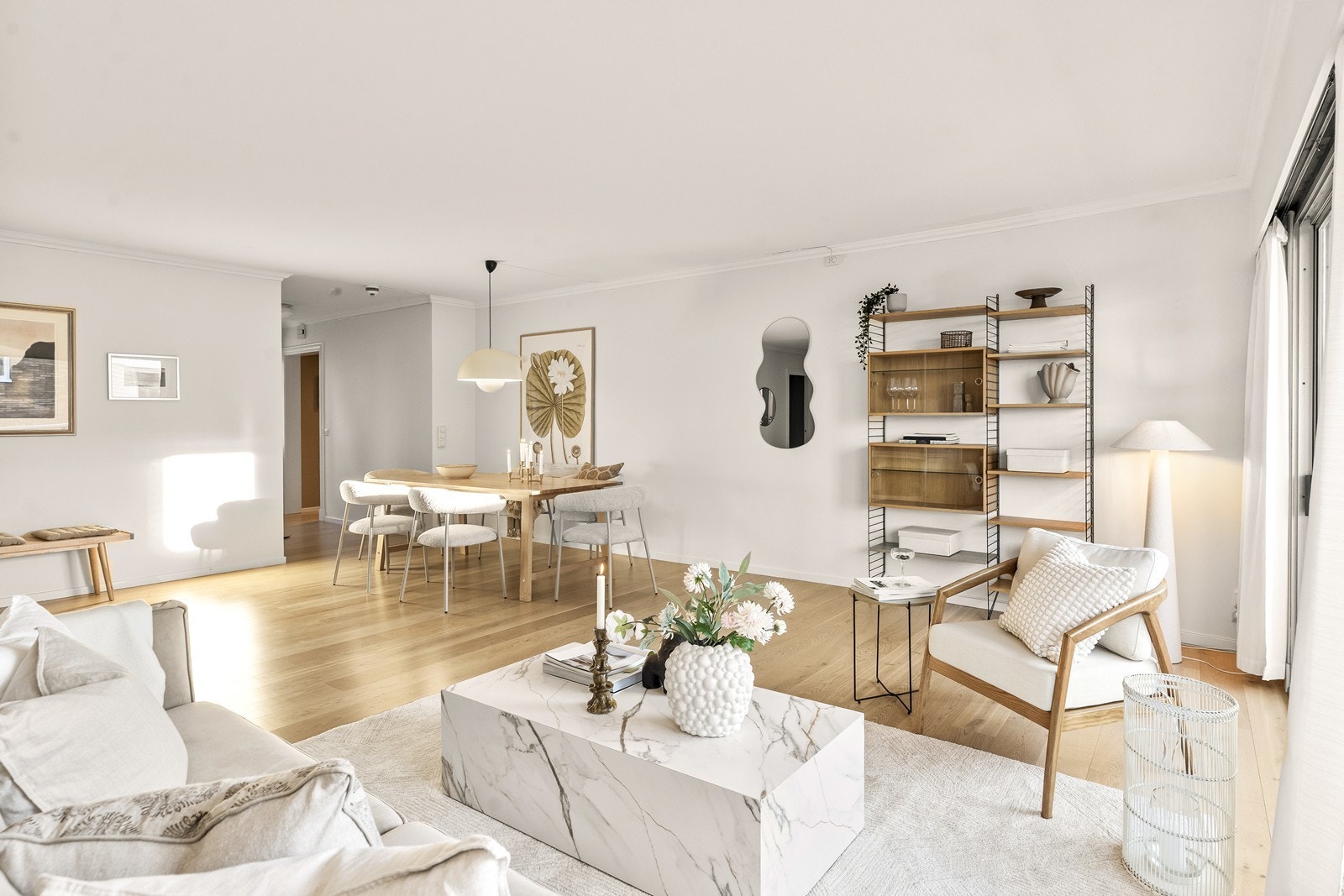 Leiligheten er lys, delikat og har stor stue med god plass til både sofagruppe og stor spisestue. Galleribilde