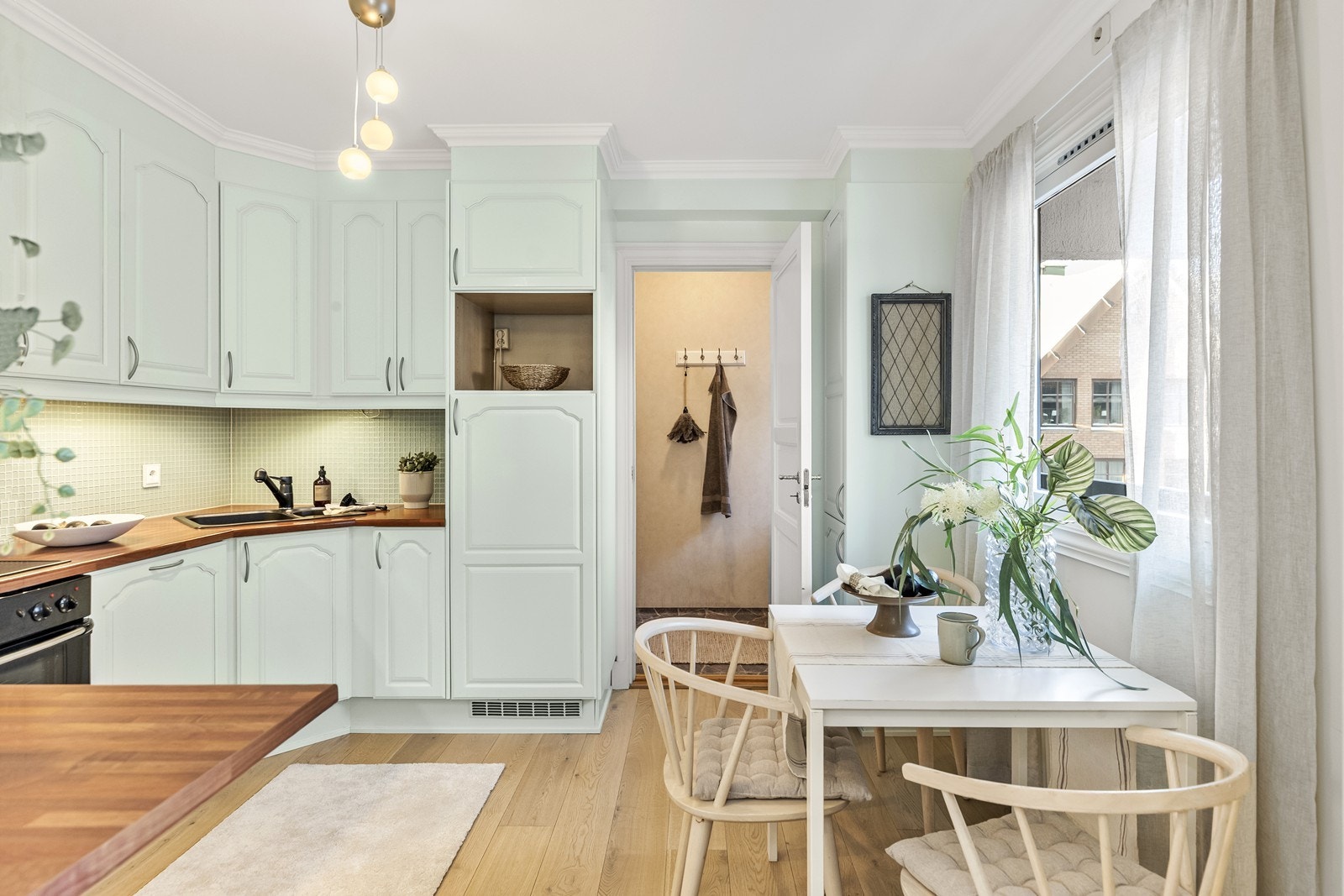 Mange vil sette pris på eget adskilt kjøkken med spiseplass. Vaskerom sees rett frem. Galleribilde