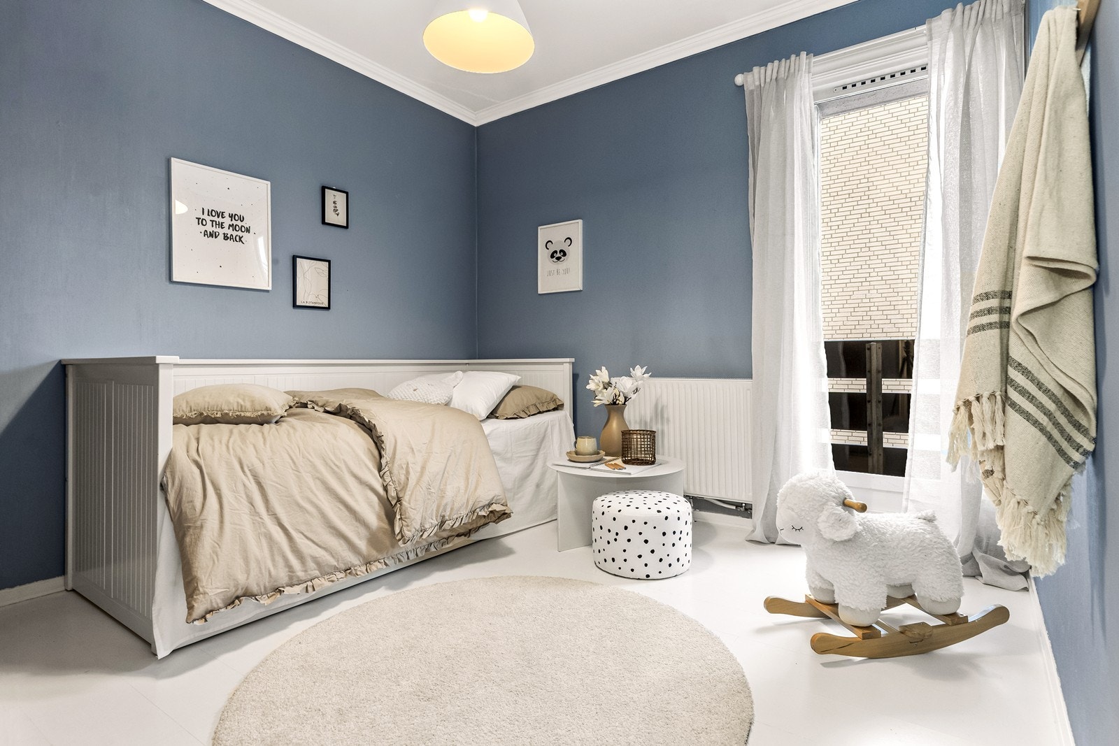 Soverom nr 2 er også et stort rom. Dette har utgang til verandaen som vender inn mot bakgården til sameiet. Galleribilde