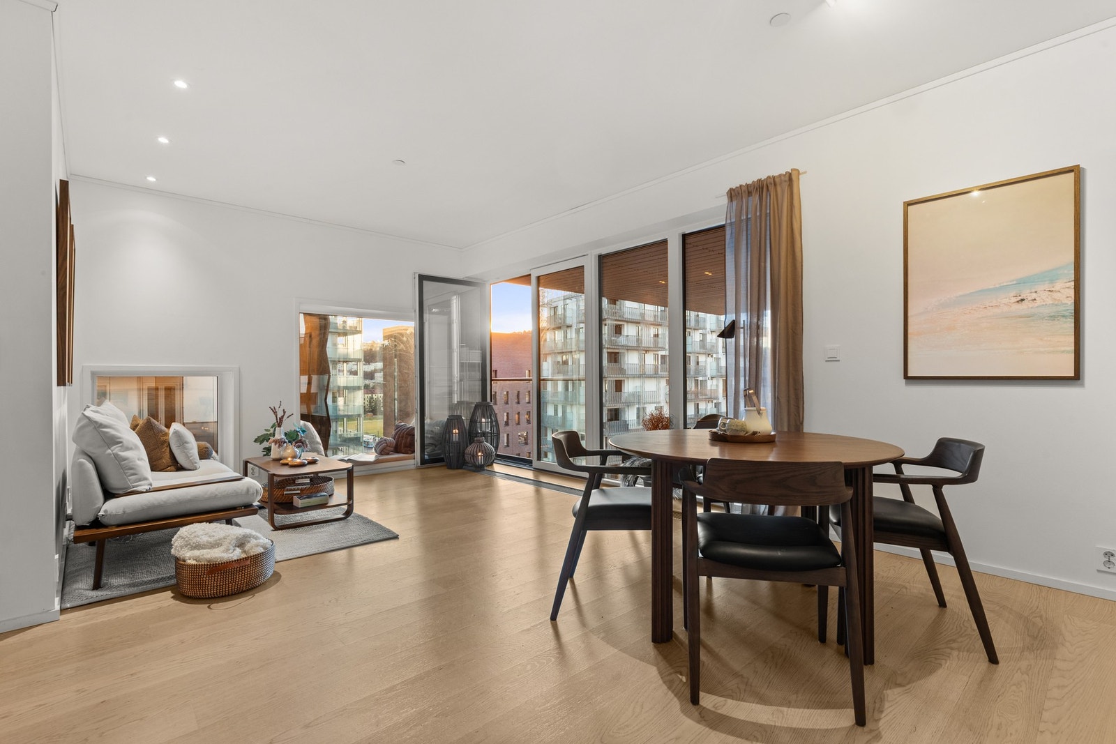 Behagelig vannbåren gulvvarme og balansert ventilasjon gir et godt inneklima. Galleribilde