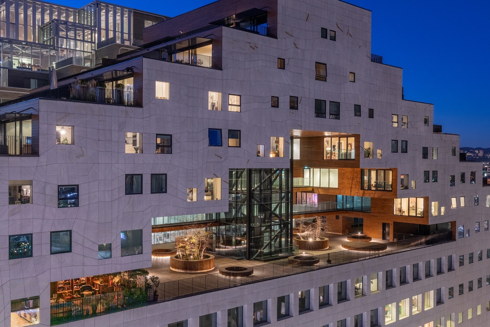 Her får du en sjelden kombinasjon av moderne bokvalitet, prisbelønt arkitektur og sentral beliggenhet i hjertet av Oslo. Galleribilde