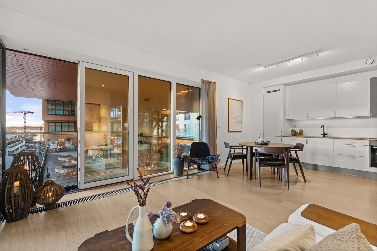 Leiligheten ligger i 10. etasje og byr på lys og luftig atmosfære med sydvendt fransk balkong og flott utsikt. Galleribilde