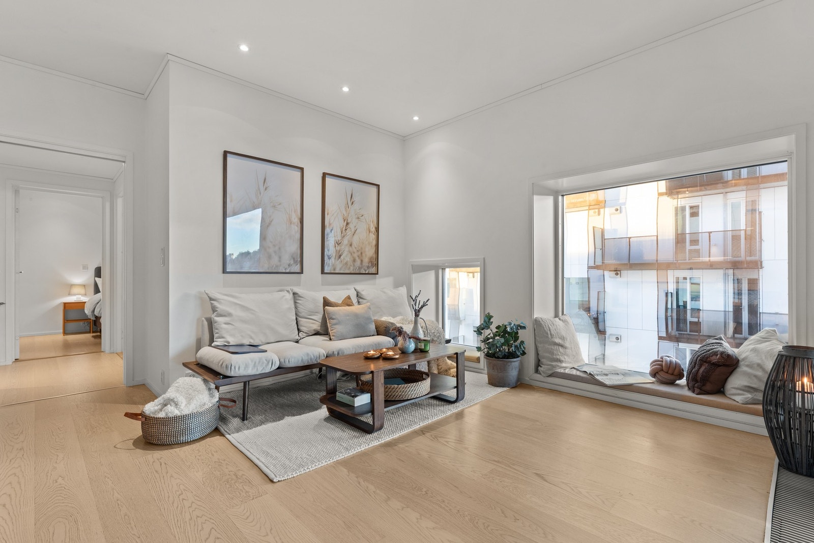 Overflater i tidsriktige fargetoner og 1-stavs eikeparkett på gulv. Galleribilde