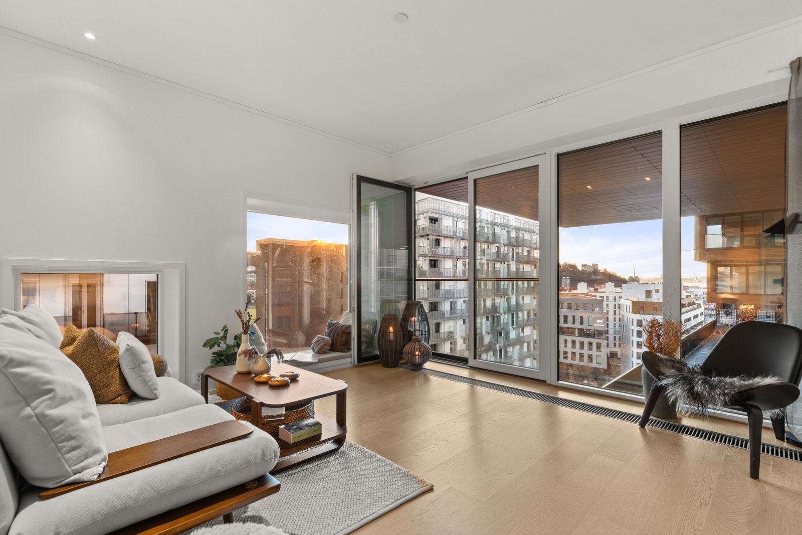 Velkommen til en moderne 3-roms eierseksjon i prisbelønte The Carve, kåret til vinner av WAF-prisen i 2014. Galleribilde