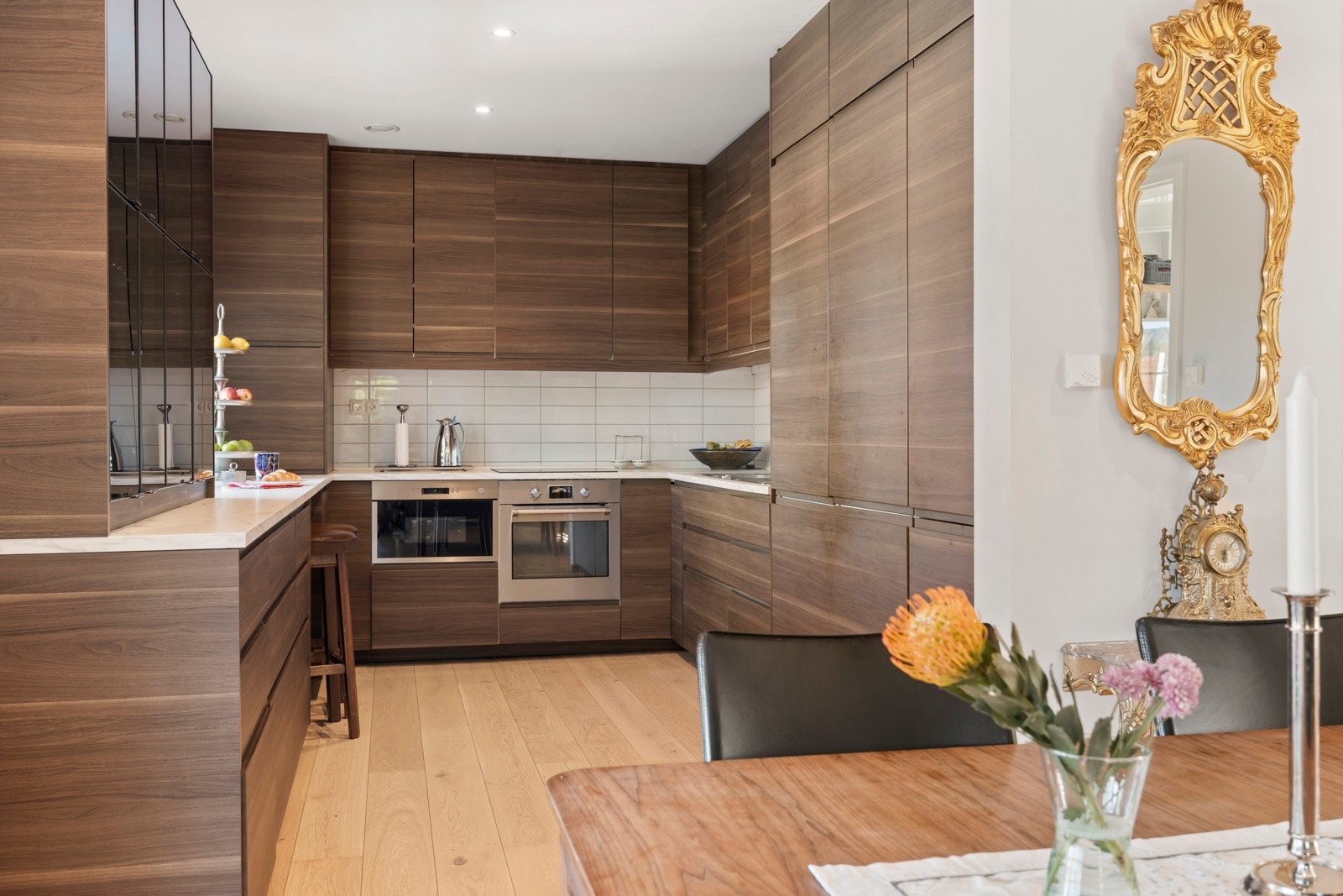 Pent kjøkken med topp moderne hvitevarer Galleribilde