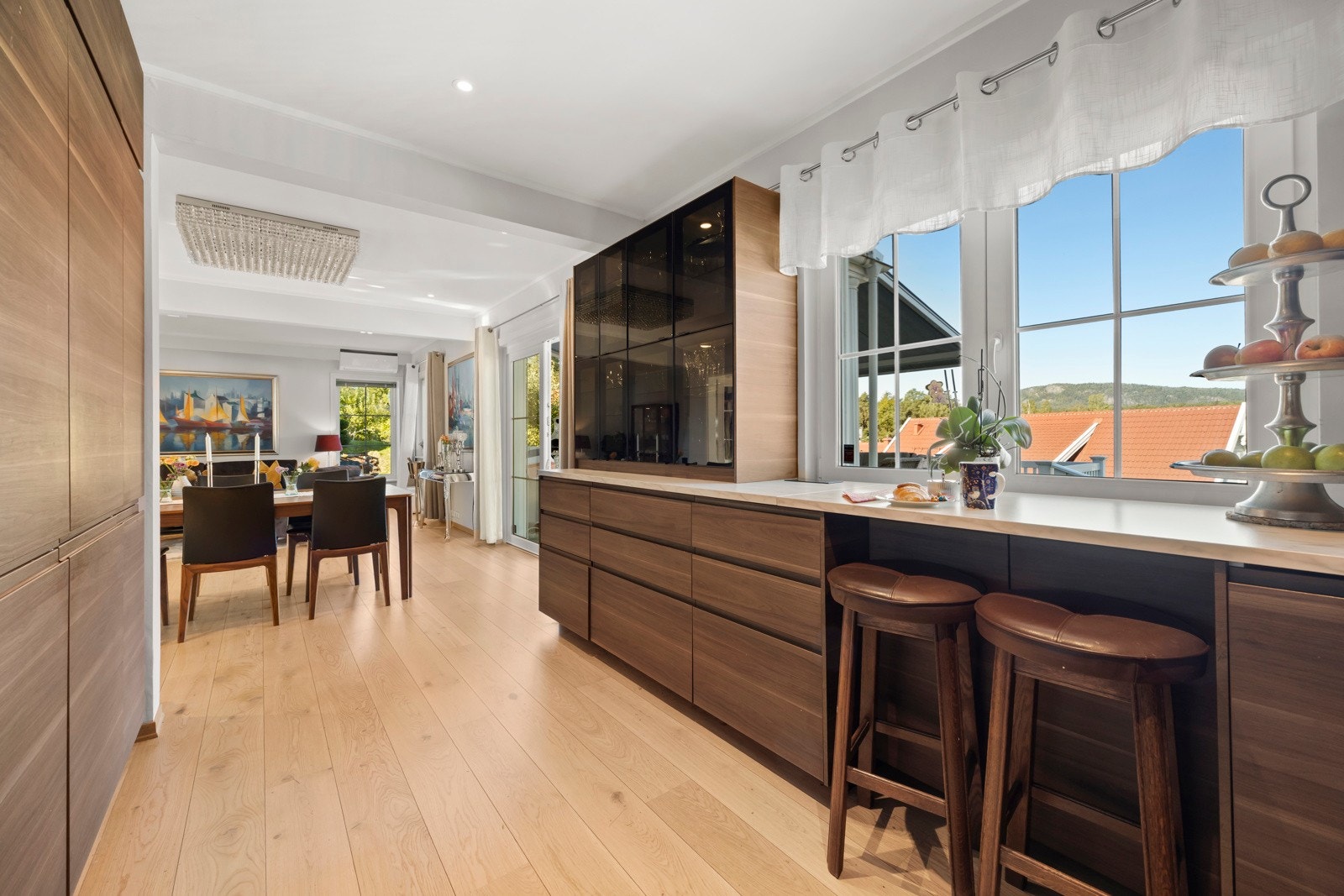 Pent kjøkken i dels åpen løsning mot stue Galleribilde