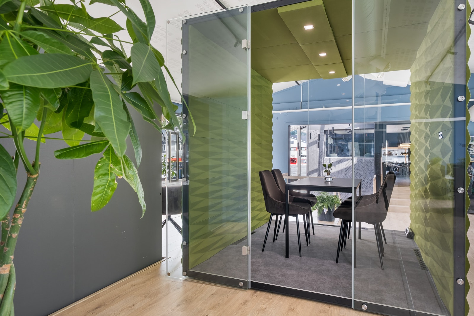 Funksjonelle og stilfulle møte- og stillerom for konsentrasjon og produktivitet. Galleribilde