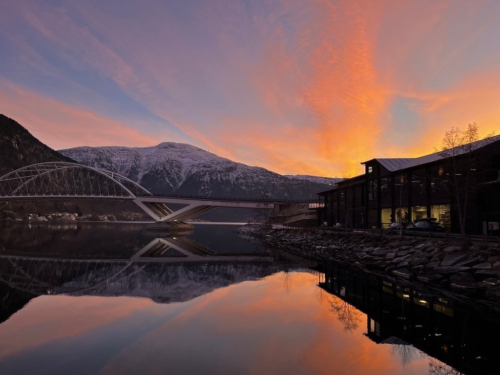 Rockethouse ligger ved sjøkanten i hjertet av Sogndal, med en fantastisk utsikt over fjorden og de omkringliggende fjellene. Galleribilde