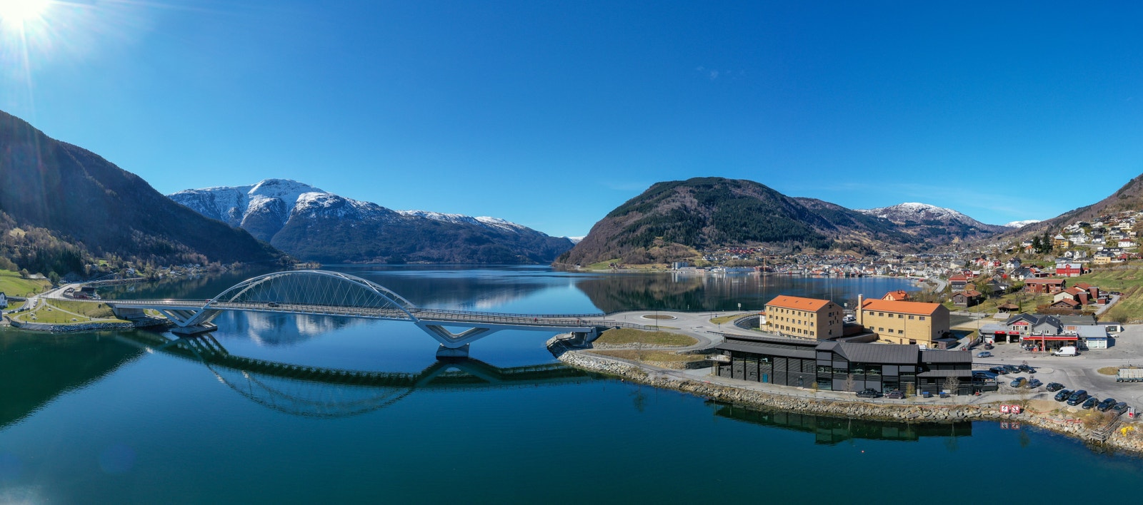 Rockethouse ligger ved sjøkanten i hjertet av Sogndal, med en fantastisk utsikt over fjorden og de omkringliggende fjellene. Galleribilde