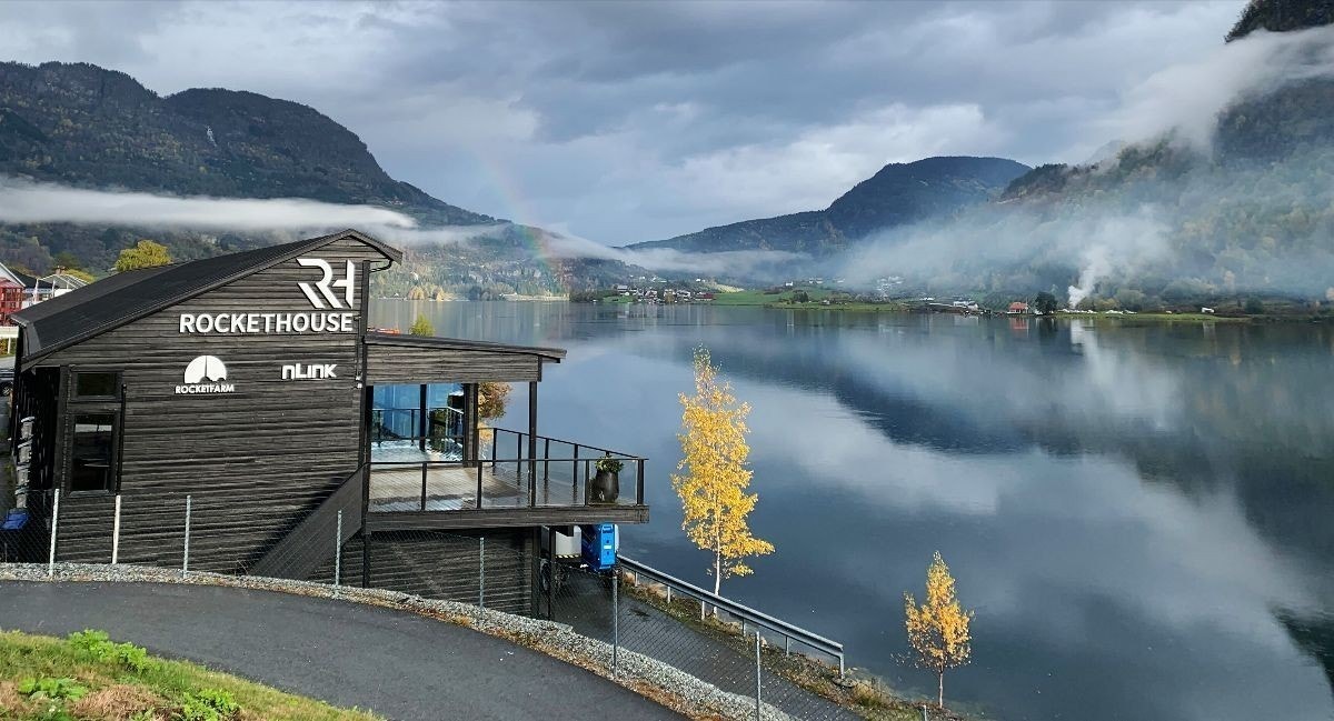 Rockethouse ligger ved sjøkanten i hjertet av Sogndal, med en fantastisk utsikt over fjorden og de omkringliggende fjellene. Galleribilde