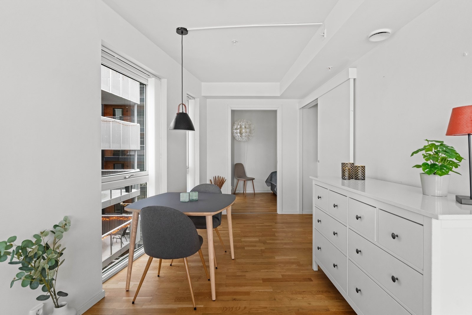 Leiligheten har også plass til et koselig lite spisebord ved vinduet. Galleribilde