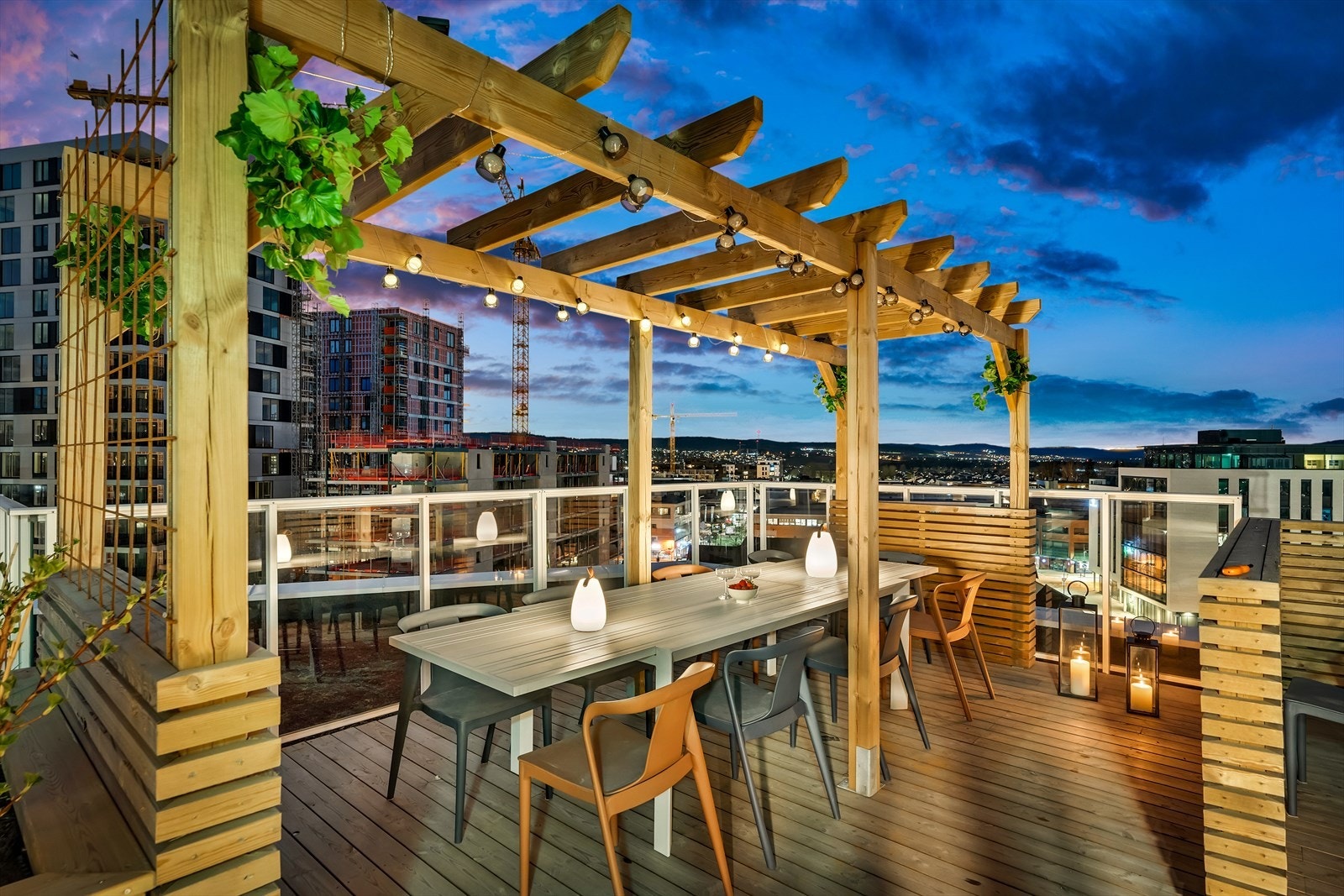 Solforholdene er selvsagt upåklagelige, og terrassen er delt inn i flere soner for spennende møblering. Galleribilde