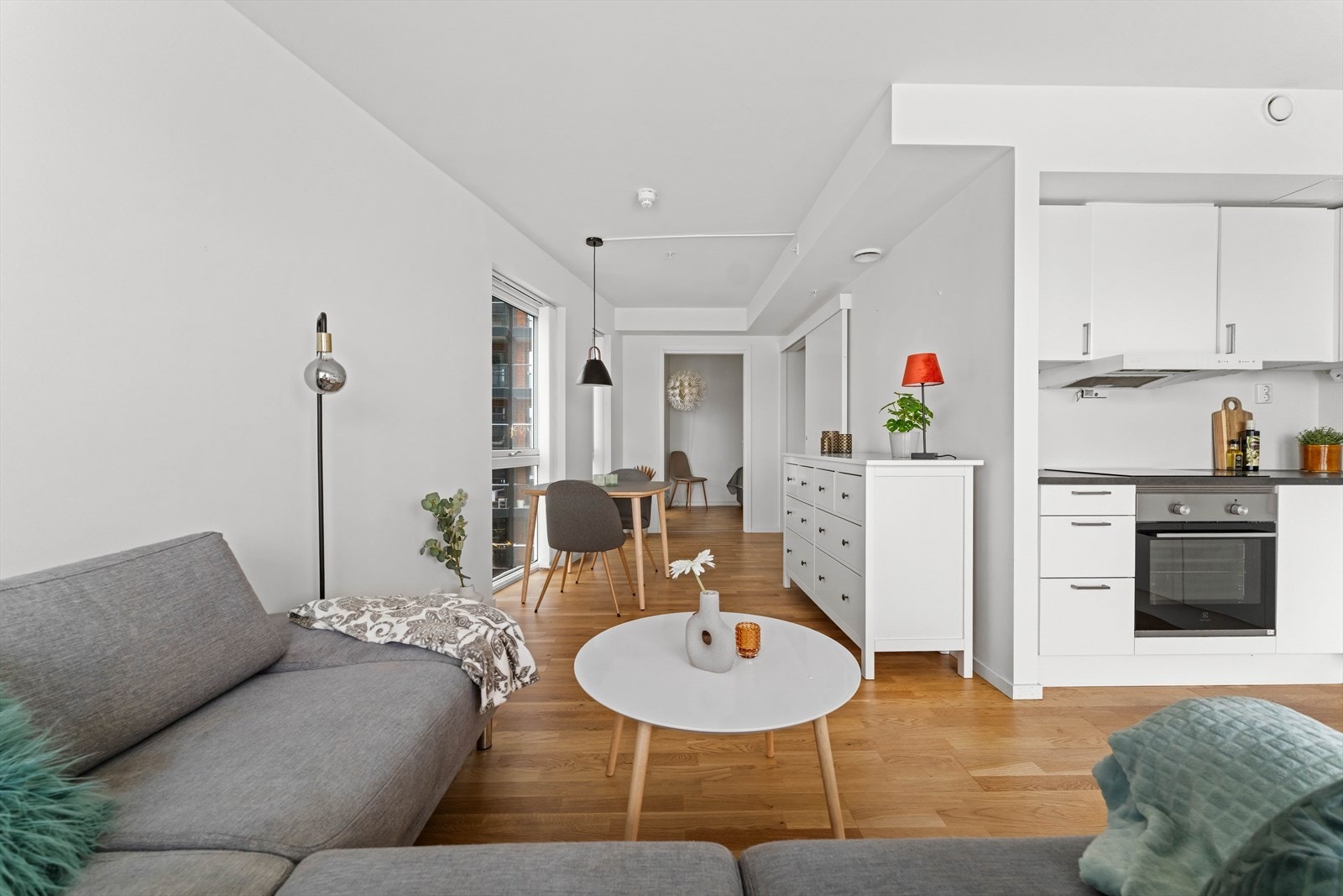 Stue og kjøkken ligger i åpen løsning, og fremstår som et lyst og innbydende allrom. Galleribilde