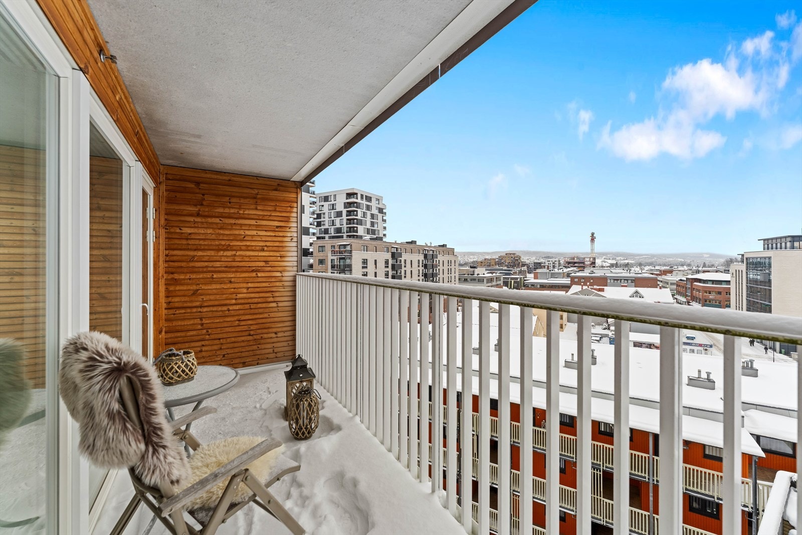 Fra stuen er det utgang til en herlig balkong med nydelig utsikt. Galleribilde