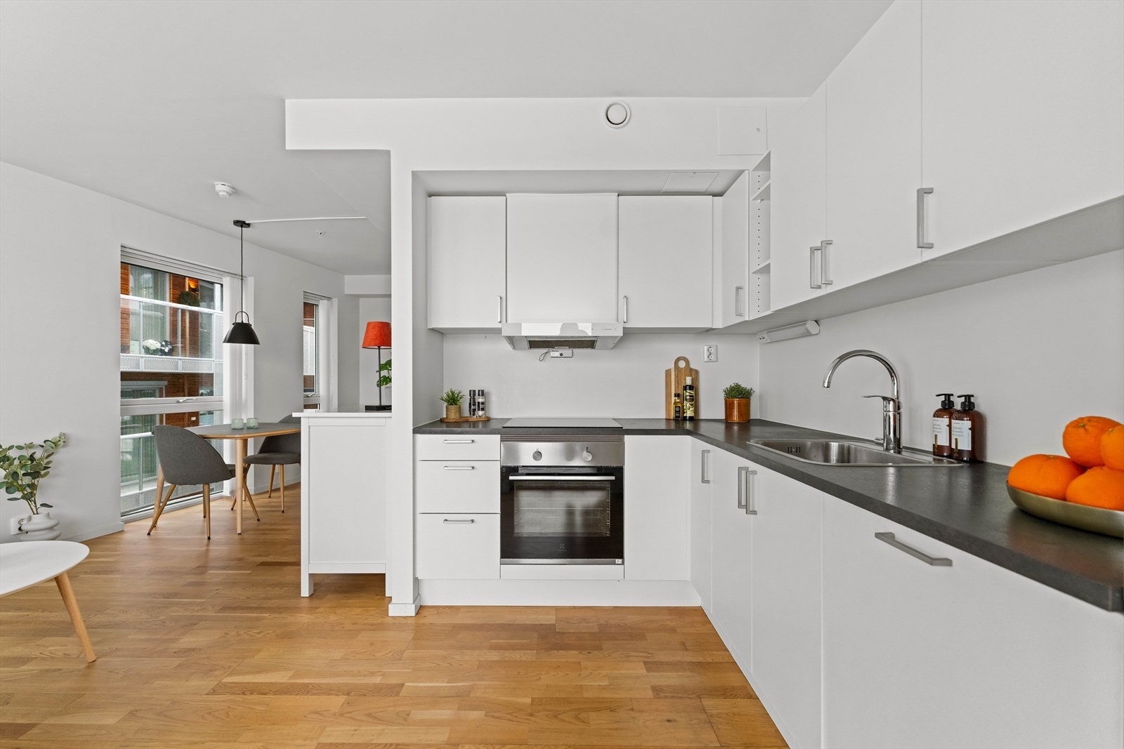 Hvitevarene består av stekeovn, induksjonstopp, ventilator, kjøl/frys og oppvaskmaskin. Vannstoppsystem og komfyrvakt er montert. Galleribilde