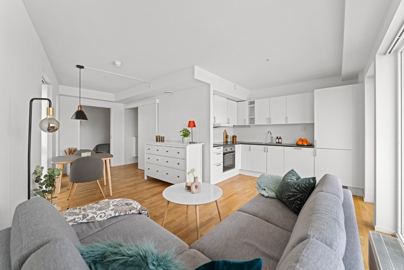 Lekker og moderne 2-roms selveier fra 2021 med god planløsning. Galleribilde