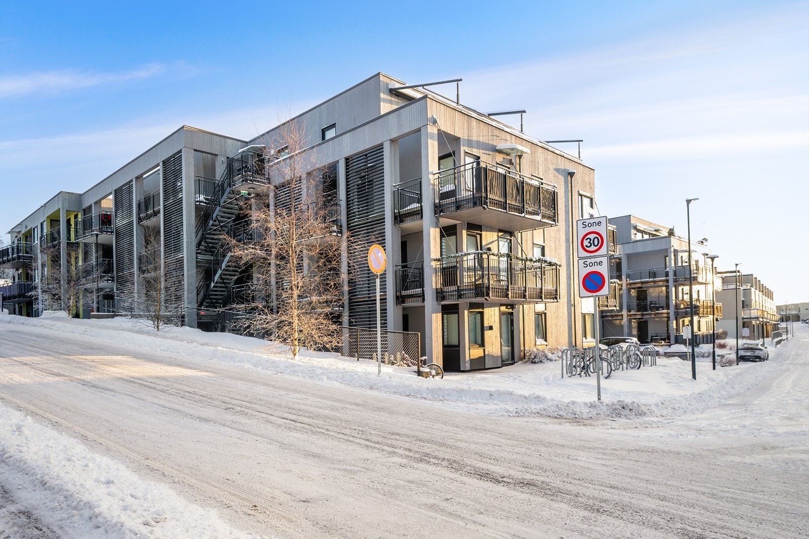 Sameiet fremstår som barnevennlig, med trivelige fellesområder som inkluderer lekeplass og sittegrupper med benker - perfekt for både lek, rekreasjon og nabosamvær. Galleribilde