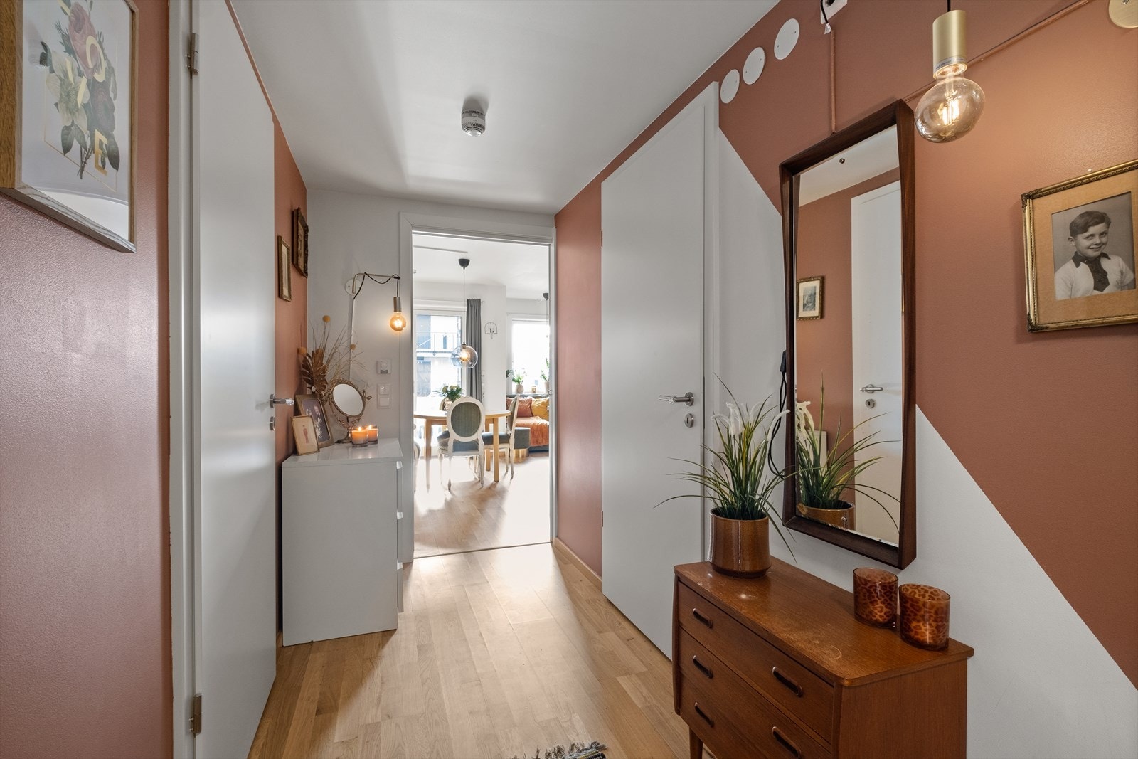 Velkommen inn! Romslig entré med plass til oppbevaringsmøblement. Foto: Erik Valestrand-Halseth Galleribilde