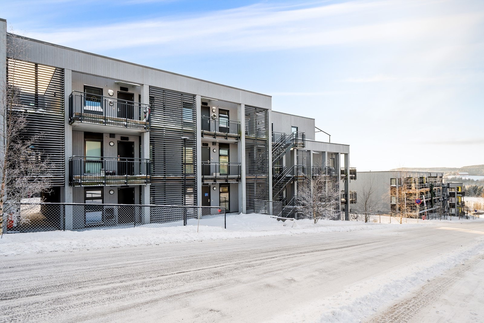 Her bor du i rolige og grønne omgivelser, samtidig som du har nærhet til skole, barnehage, dagligvarehandel, kollektivtransport og øvrige servicetilbud. Galleribilde