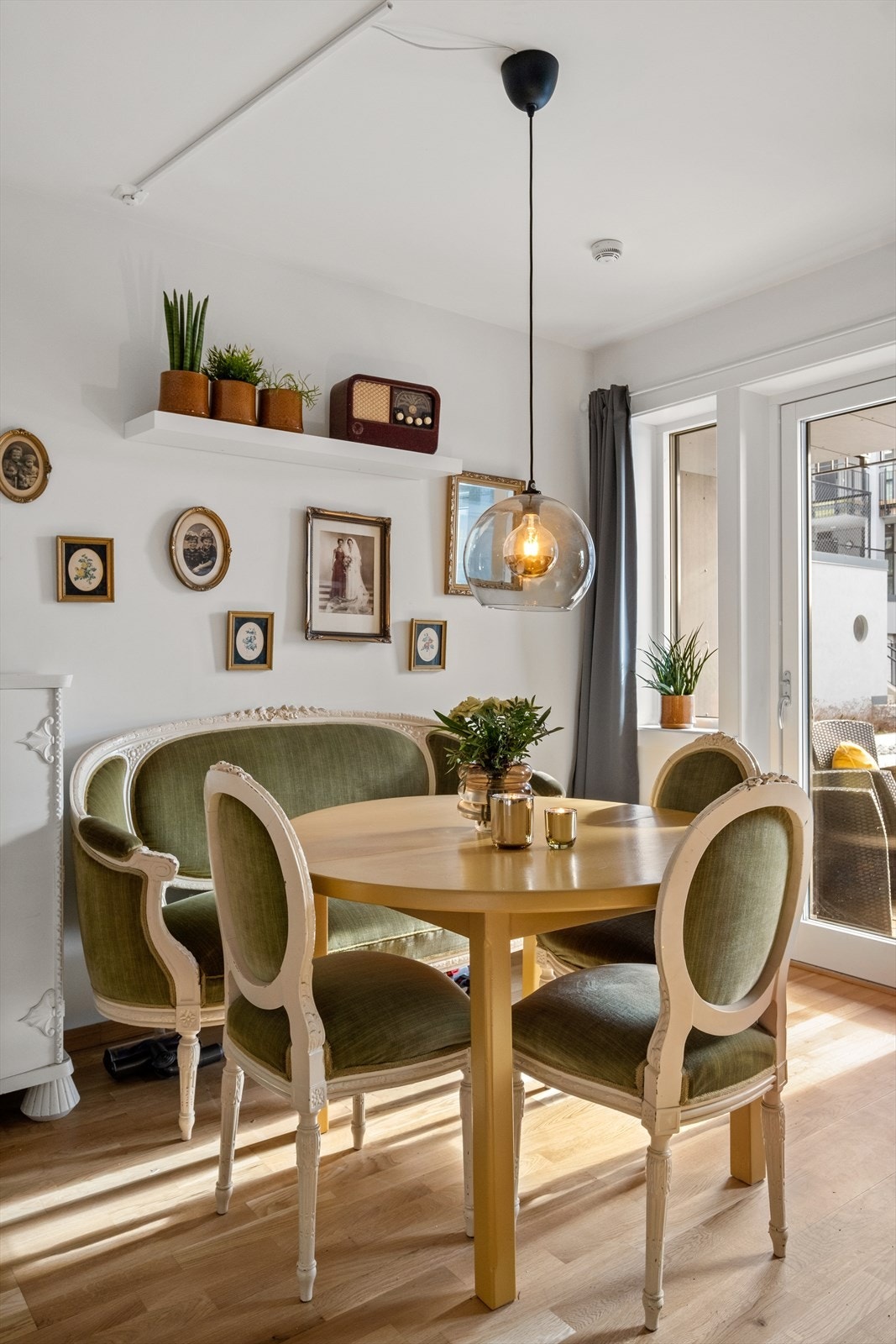 Det er plass til spisegruppe og sofagruppe. Galleribilde