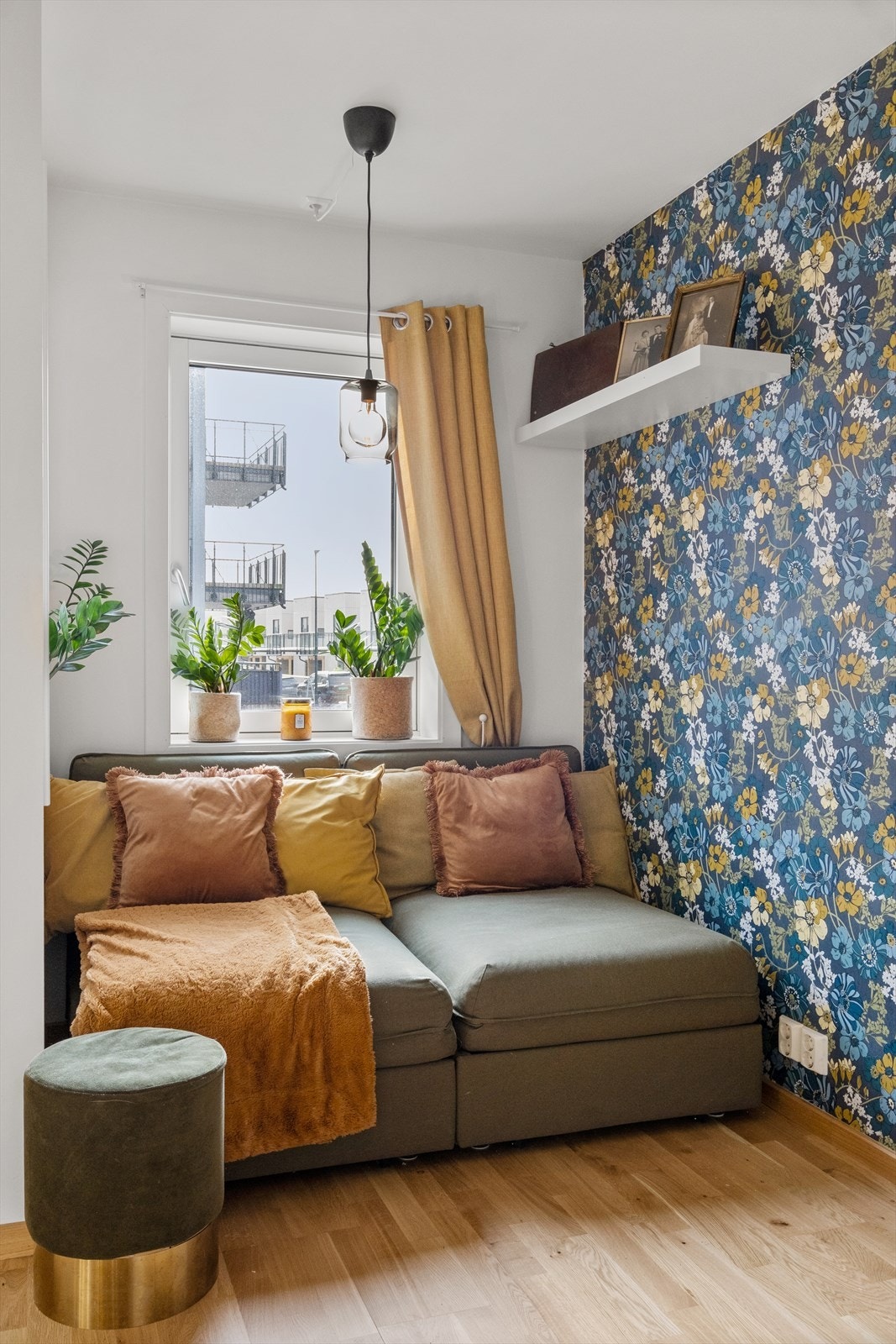 Allrommet har flere vindusflater for rikelig med naturlig lysinnslipp. Galleribilde