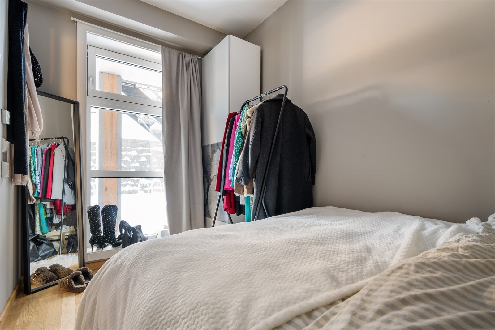 Soverommene vender mot inngangsparti og svalgang. Galleribilde