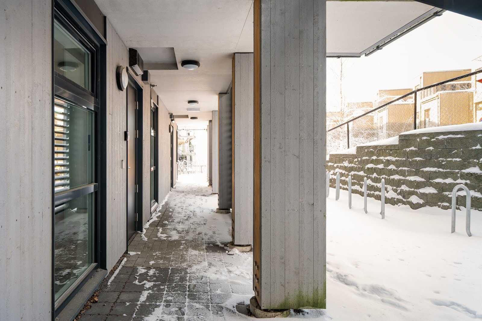 Leiligheten har adkomst fra bakkeplan og har en overbygd svalgang med belysning. Galleribilde