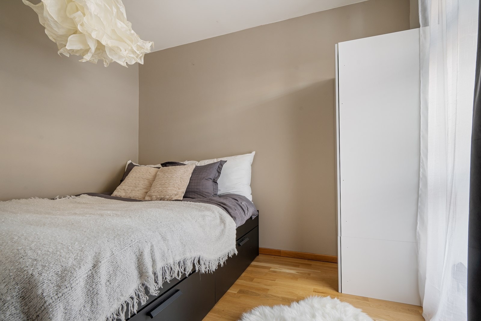 Hovedsoverommet er malt i tidsriktig nyanse og har garderobeskap. Galleribilde