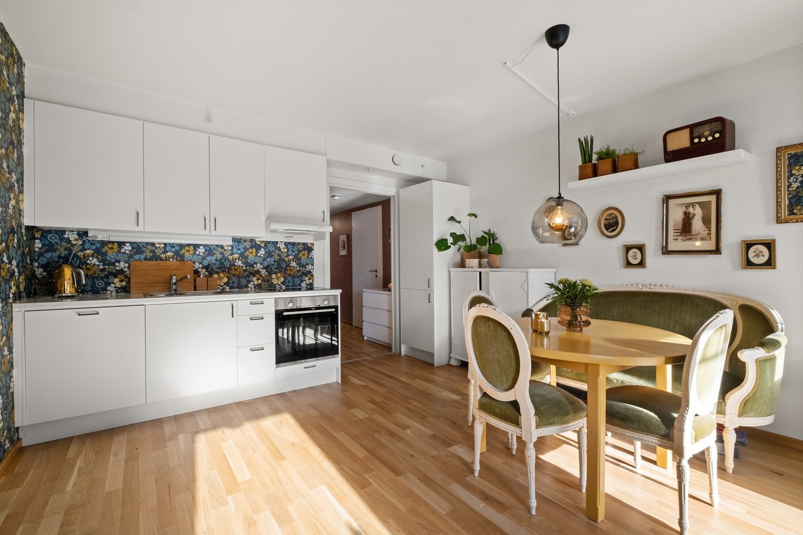 Leiligheten har en åpen kjøkken/stue. Galleribilde