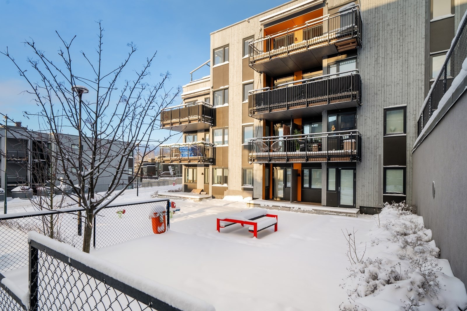 Emera Eiendomsmegling ved Solveig Granlund ønsker velkommen til Nitteberglia 1. En attraktiv og lettstelt 3-roms selveierleilighet beliggende på bakkeplan i 1. etasje i et hyggelig og veletablert sameie på Kjeller i Lillestrøm. Foto: Heidi Hexeberg Larsen Galleribilde