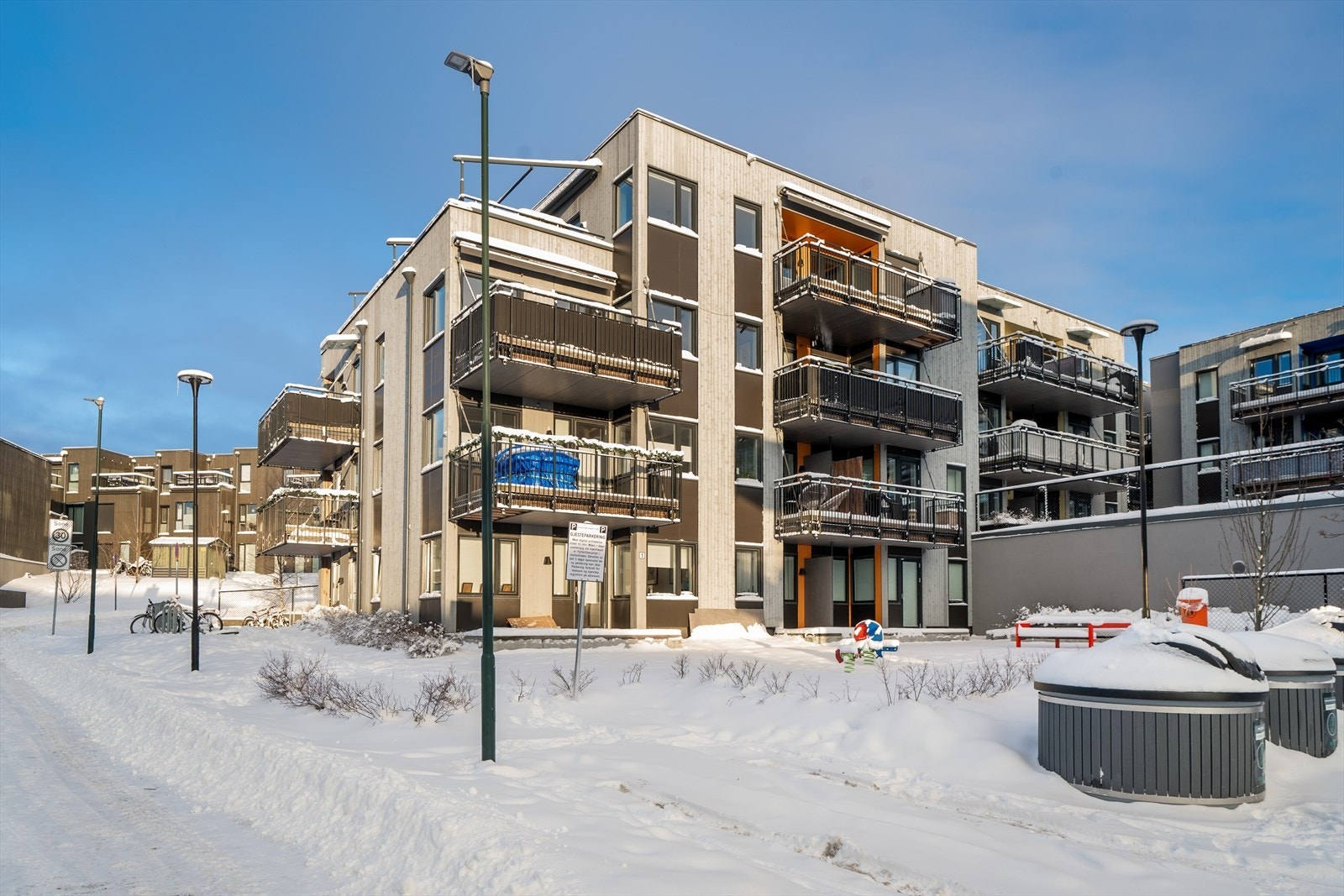 Offentlig kommunikasjon er lett tilgjengelig med bussforbindelser i nærområdet, og med bil har man rask adkomst til hovedveinettet. Oslo sentrum nås på relativt kort tid, noe som gjør beliggenheten ideell for pendlere. Galleribilde