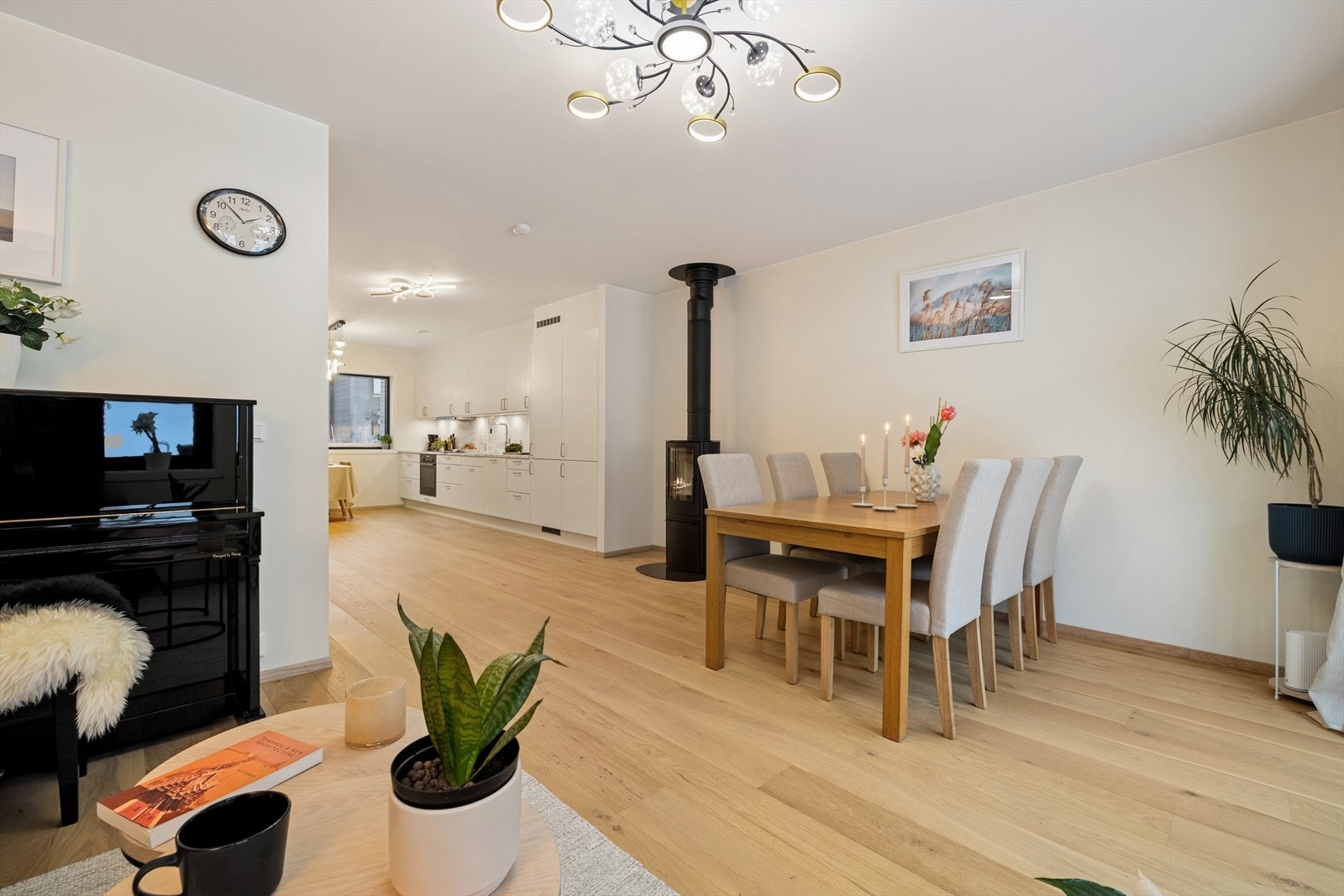 Stuen har åpne løsning mot kjøkken, som sørger for et sosialt allrom med god plass for spisestue. Galleribilde