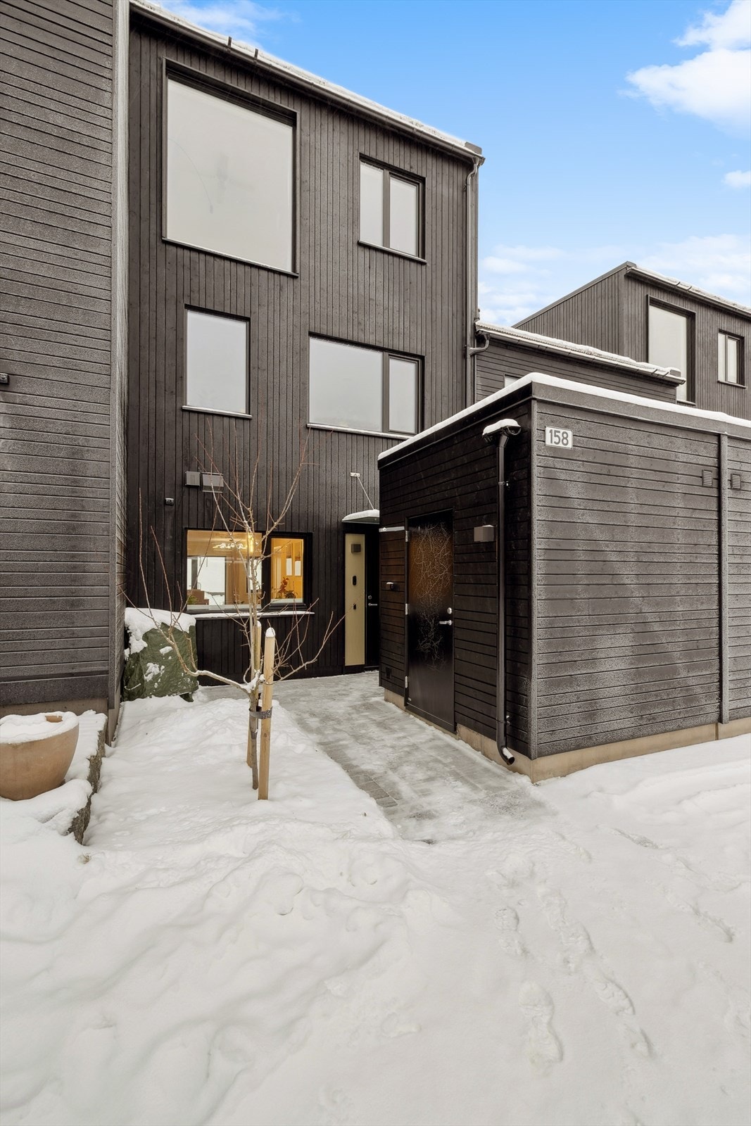 Uteplassene består av en markterrasse på 12 m² og en takterrasse på 16 m². I tillegg en ekstern bod på 5 m² og en parkeringsplass i felles garasjeanlegg med ladeboks. Galleribilde