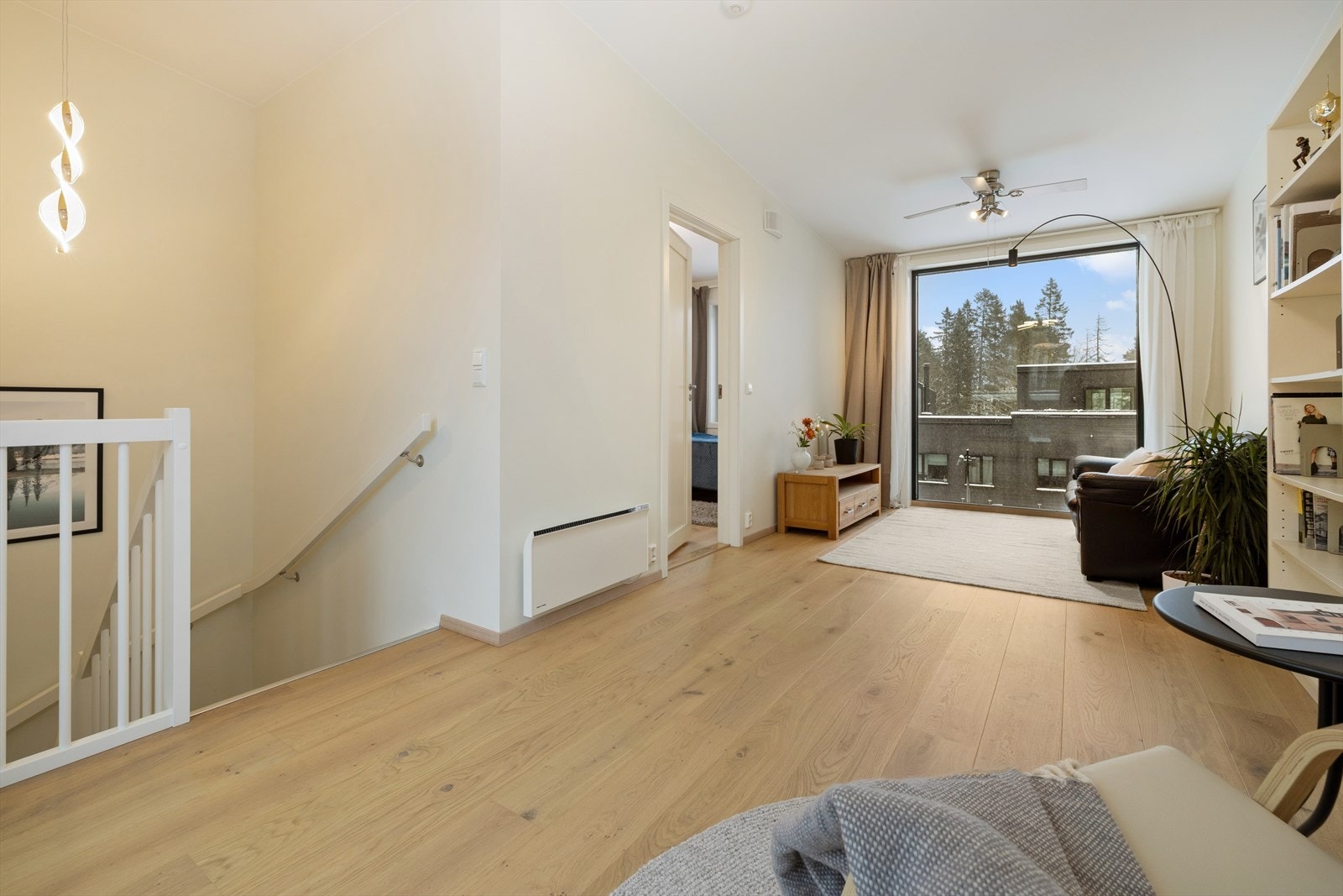 Den øverste stuen har parkett på gulv og lyse flater, og fungerer godt som ekstra oppholdsrom. Galleribilde