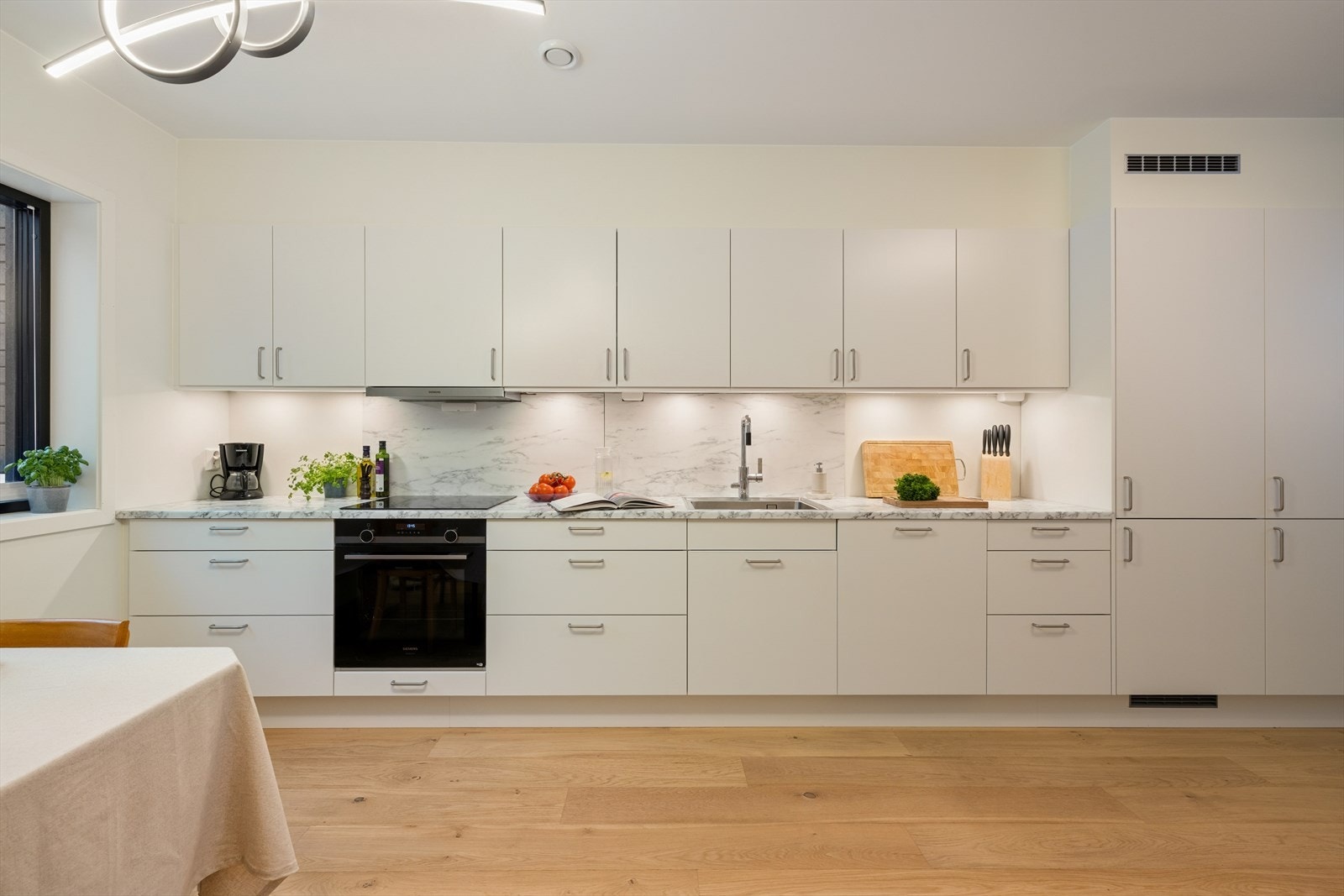 Kjøkkenet er utstyrt med integrerte hvitevarer som stekeovn, induksjonstopp, kjøl/frys og oppvaskmaskin. Avtrekk via balansert ventilasjonsanlegg. Galleribilde