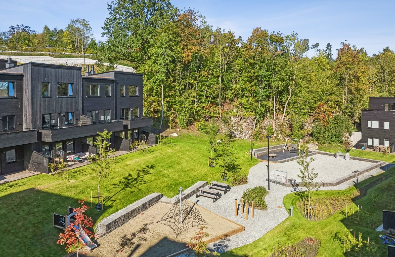 Sameiets felles tomtegrunn på ca. 5 823,6 kvm er pent opparbeidet og gir et innbydende og velstelt uteområde. Galleribilde