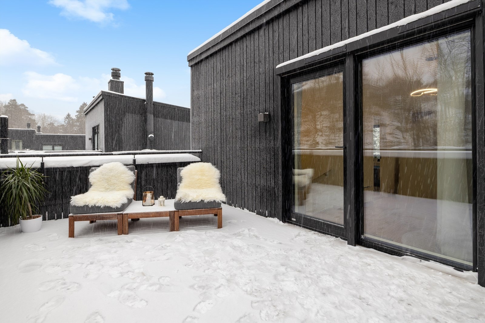 Den romslige takterrassen på hele 16 kvm er et av boligens store høydepunkter. Galleribilde