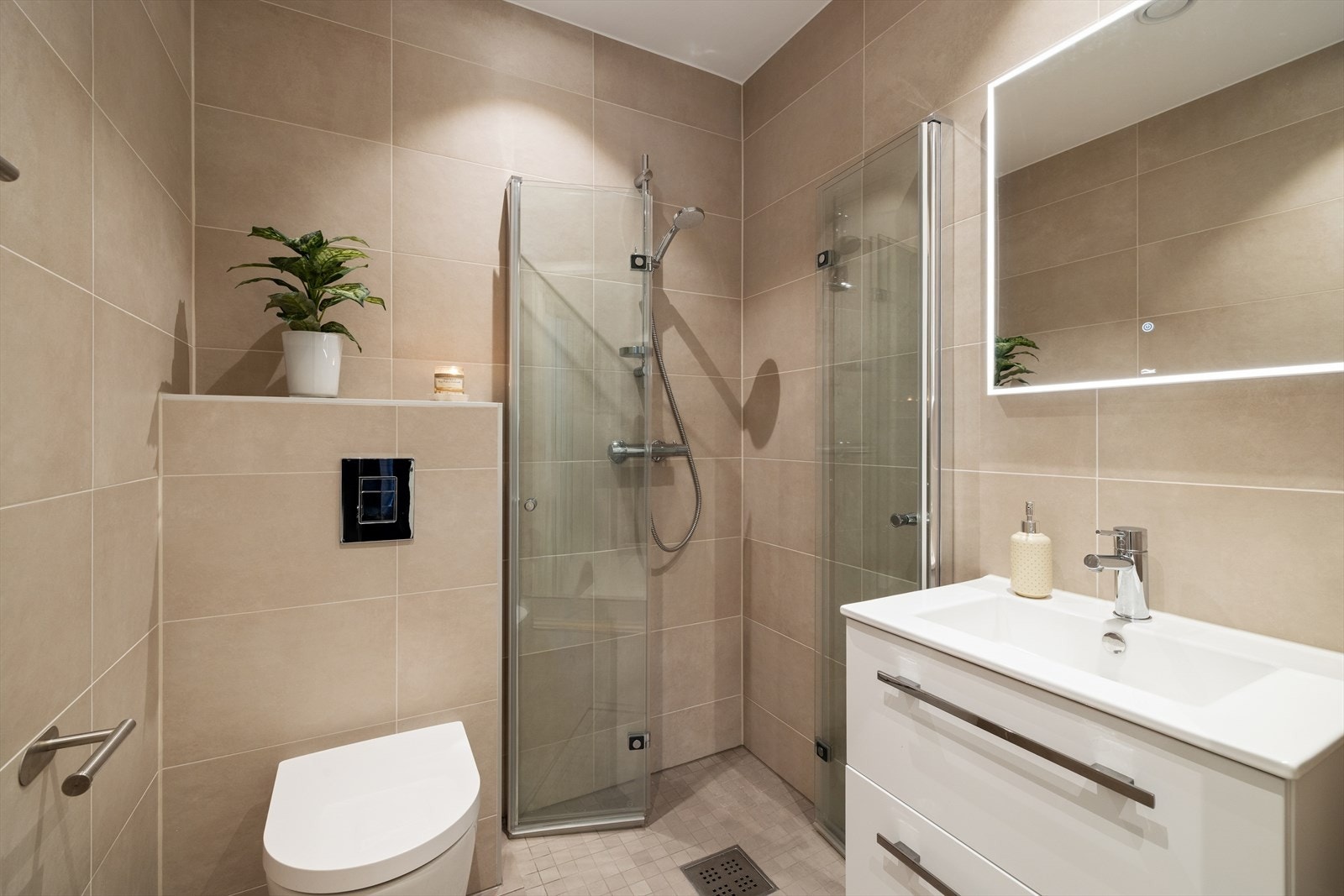 Baderom i 1. etasje med adkomst fra entré. Utstyrt med toalett, dusj og servant. Galleribilde