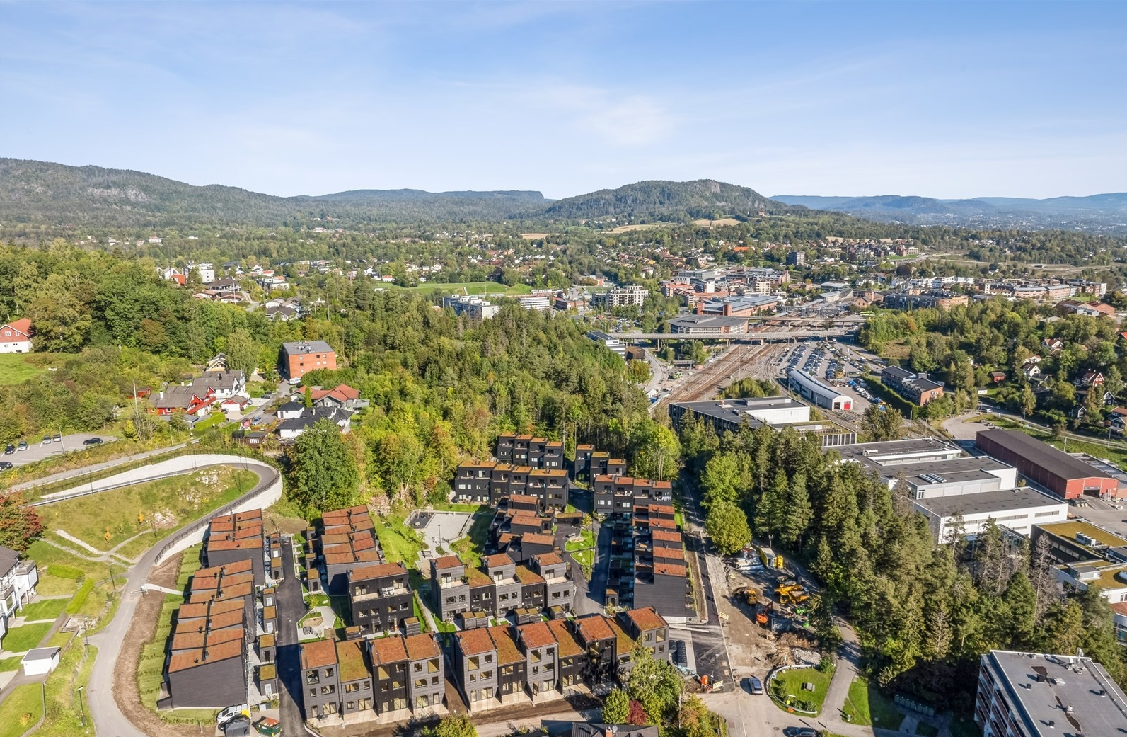Her bor du tett på naturen, i et lunt og tilbaketrukket område - perfekt for barnefamilier og friluftsentusiaster. Rett utenfor døren venter turstier, lysløype og skiløyper, og Vardåsen med utsikt og alpinanlegg ligger kun noen hundre meter unna. Galleribilde